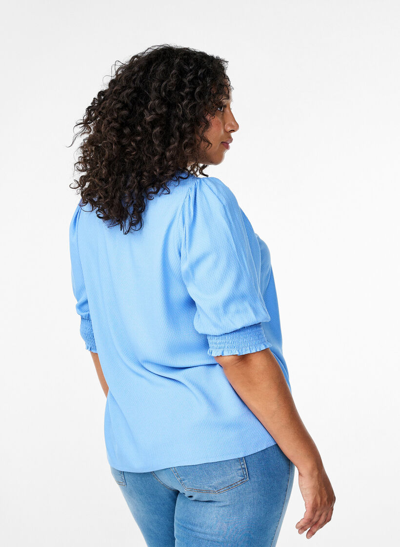 Viskosebluse med smock og flæsedetalje, Cornflower Blue, Model image number 1