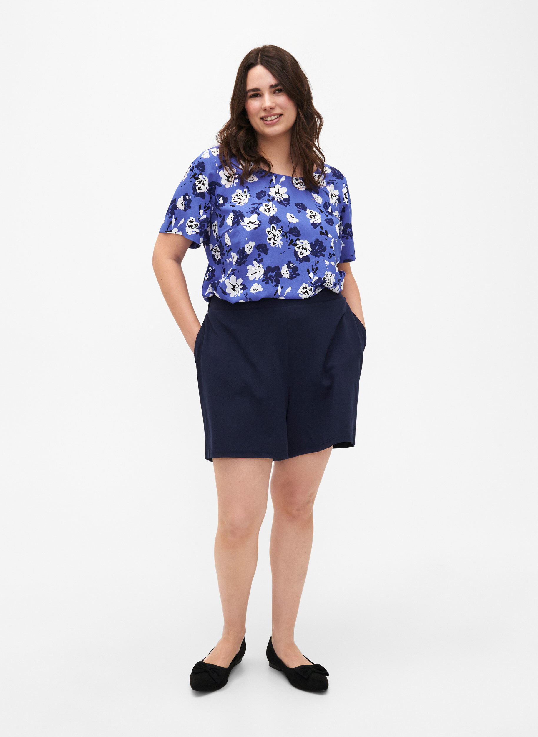 Zizzi FLASH - Bluse med korte &aelig;rmer og print, Amparo Blue Flower, Model image number 2