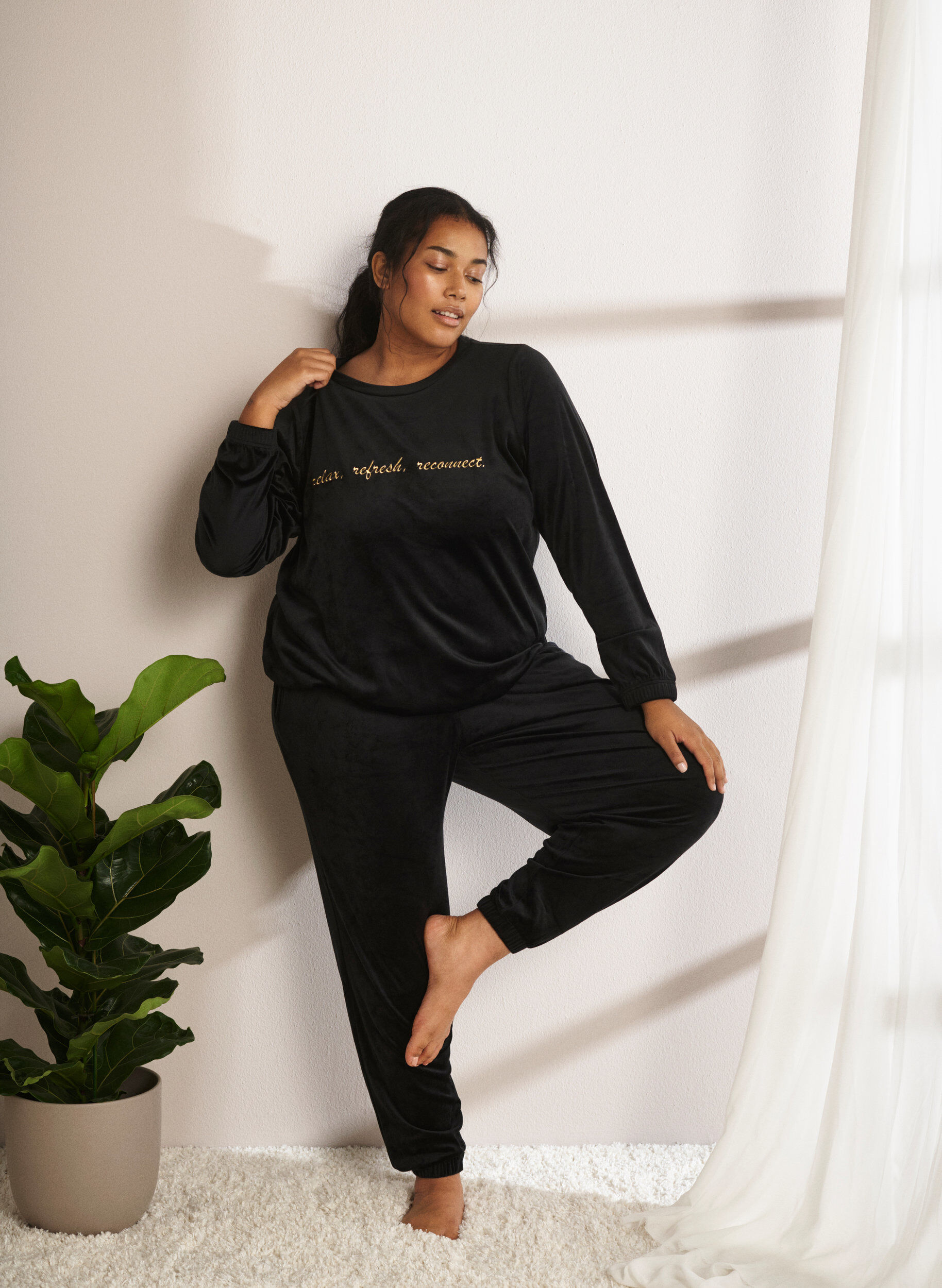 Zizzi Bluse i velour med broderet tekst, Black, Image image number 0