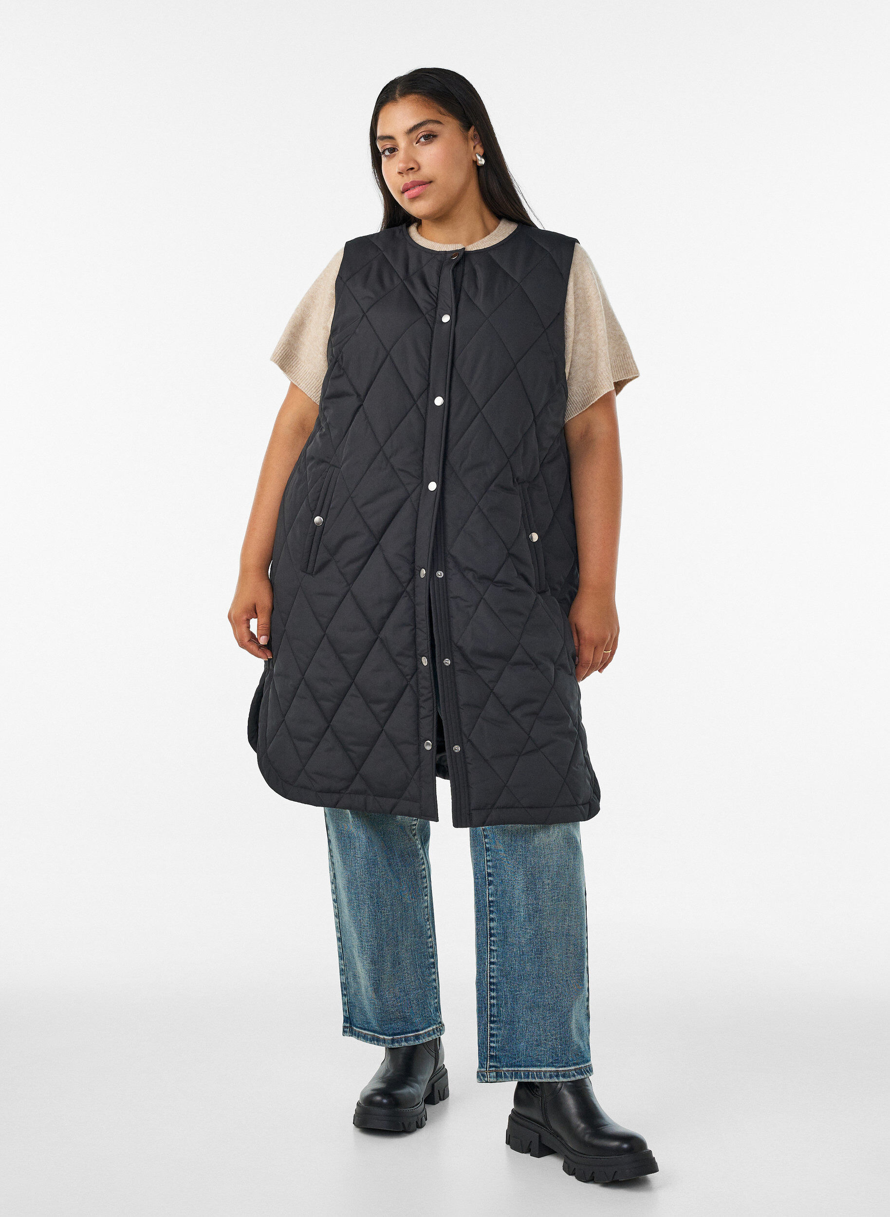 ZizziLang quiltet vest med trykknapper, Sort, Model image number 1