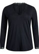 Viskosebluse med blondekanter og V-hals, Sort, Packshot image number 0
