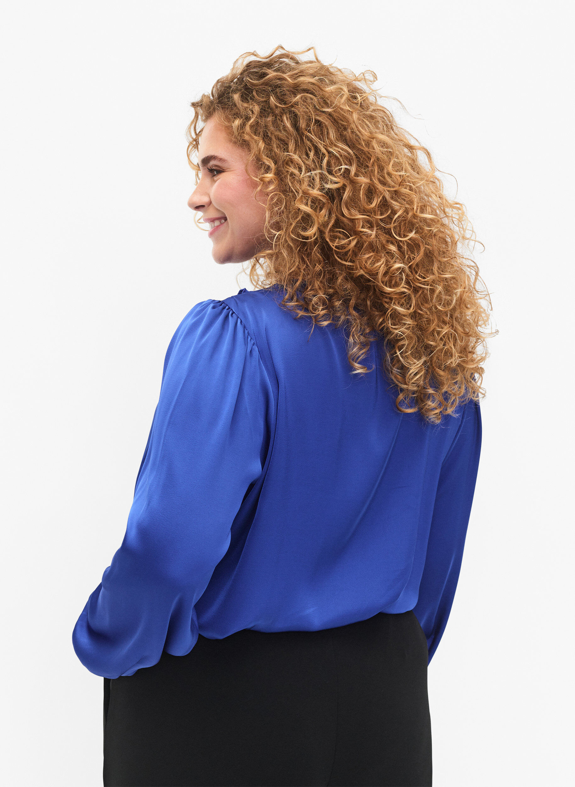 Zizzi Skjortebluse i satin med fl&aelig;sedetaljer, Deep Ultramarine, Model image number 1