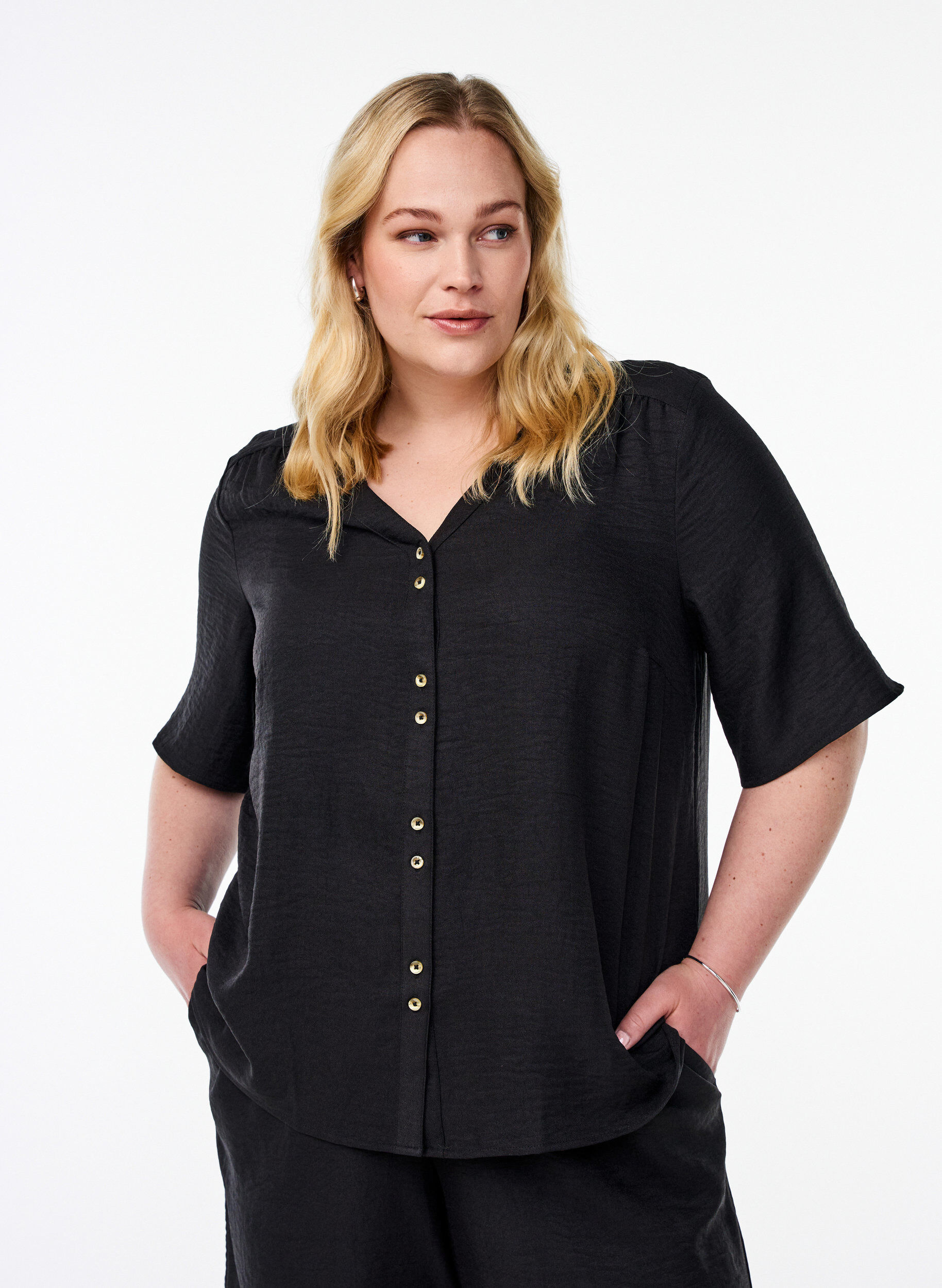 Skjortebluse med v-hals og korte &aelig;rmer, Sort, Model
