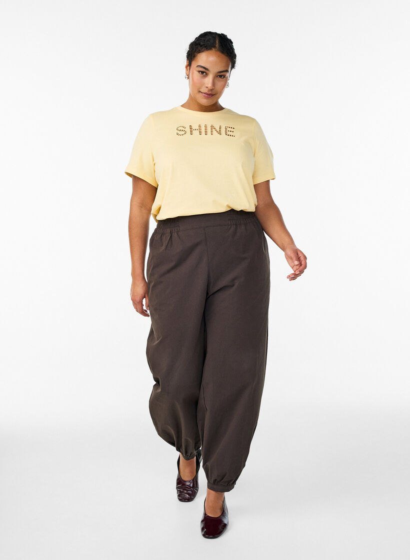 T-shirt i bomuld med broderet tekstmotiv, Gul, Model image number 1