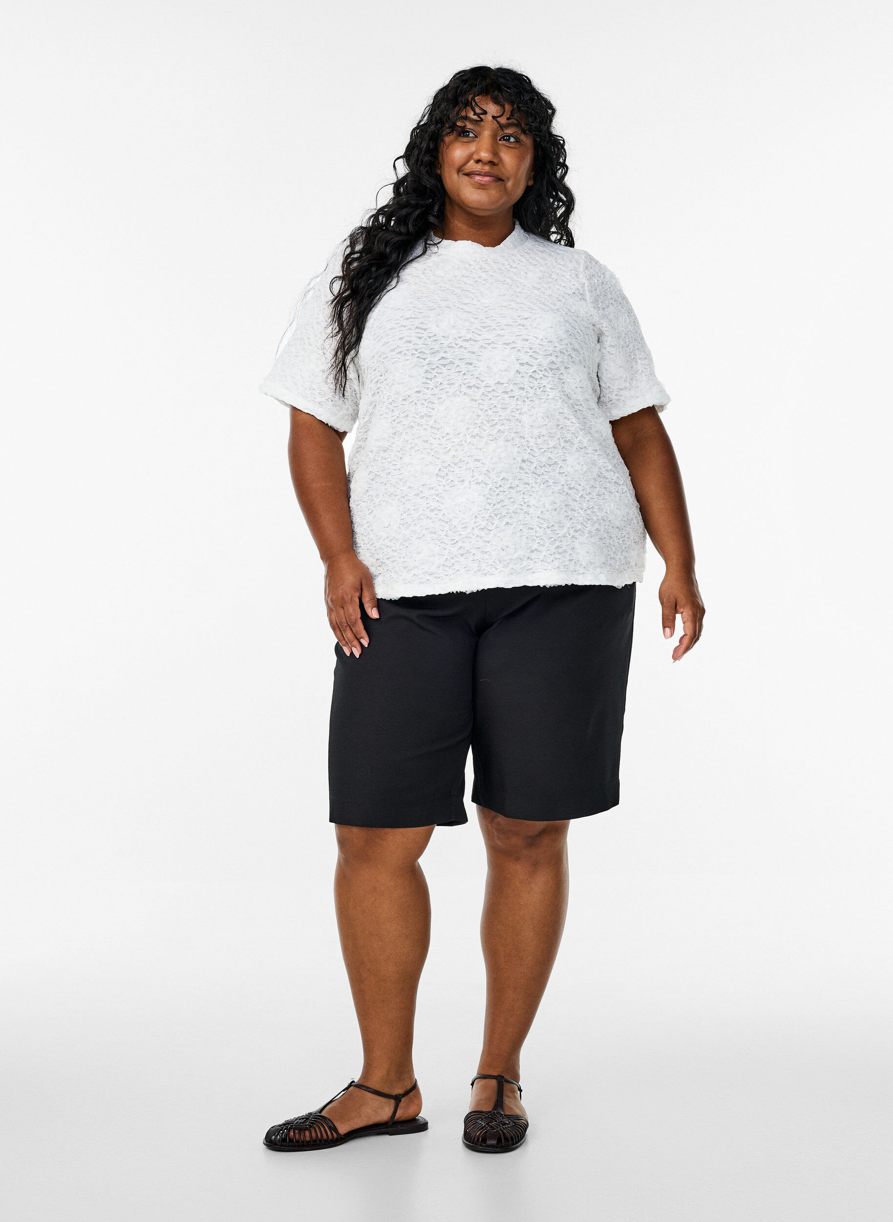 Zizzi Bluse med 3D blomster og korte &aelig;rmer, Hvid, Model image number 1