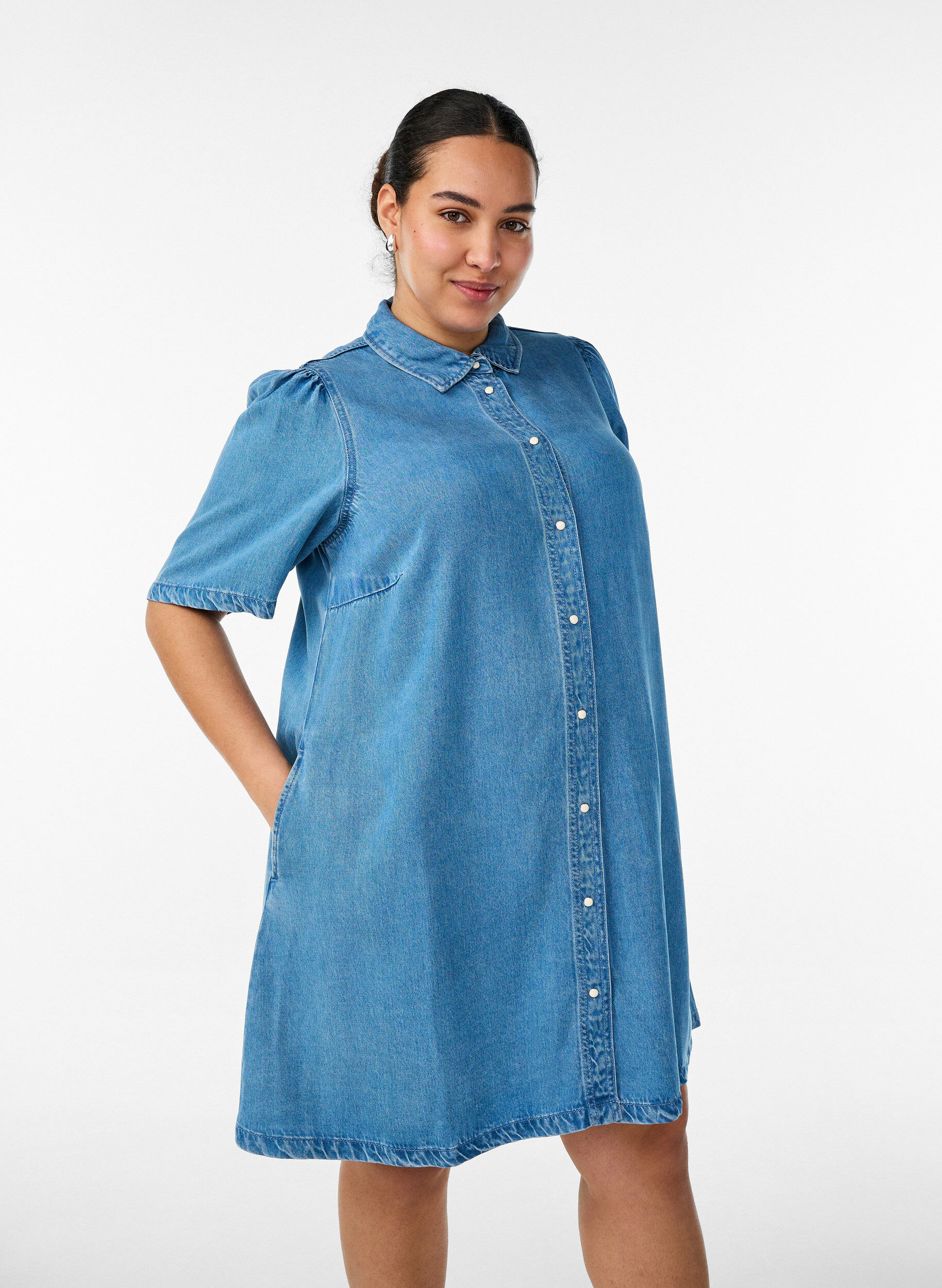 ZizziDenimkjole i lyocell med knapper og korte &aelig;rmer, Bl&aring;, Model image number 0