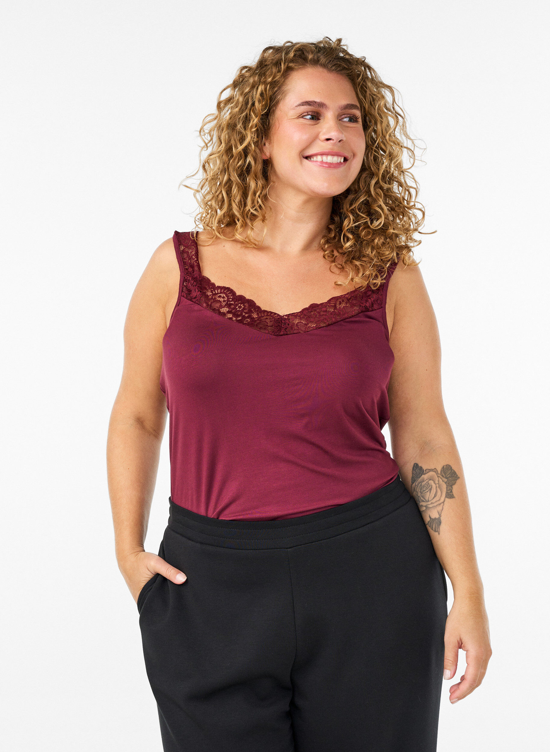 ZizziViskose top med blondekant, R&oslash;d, Model image number 0