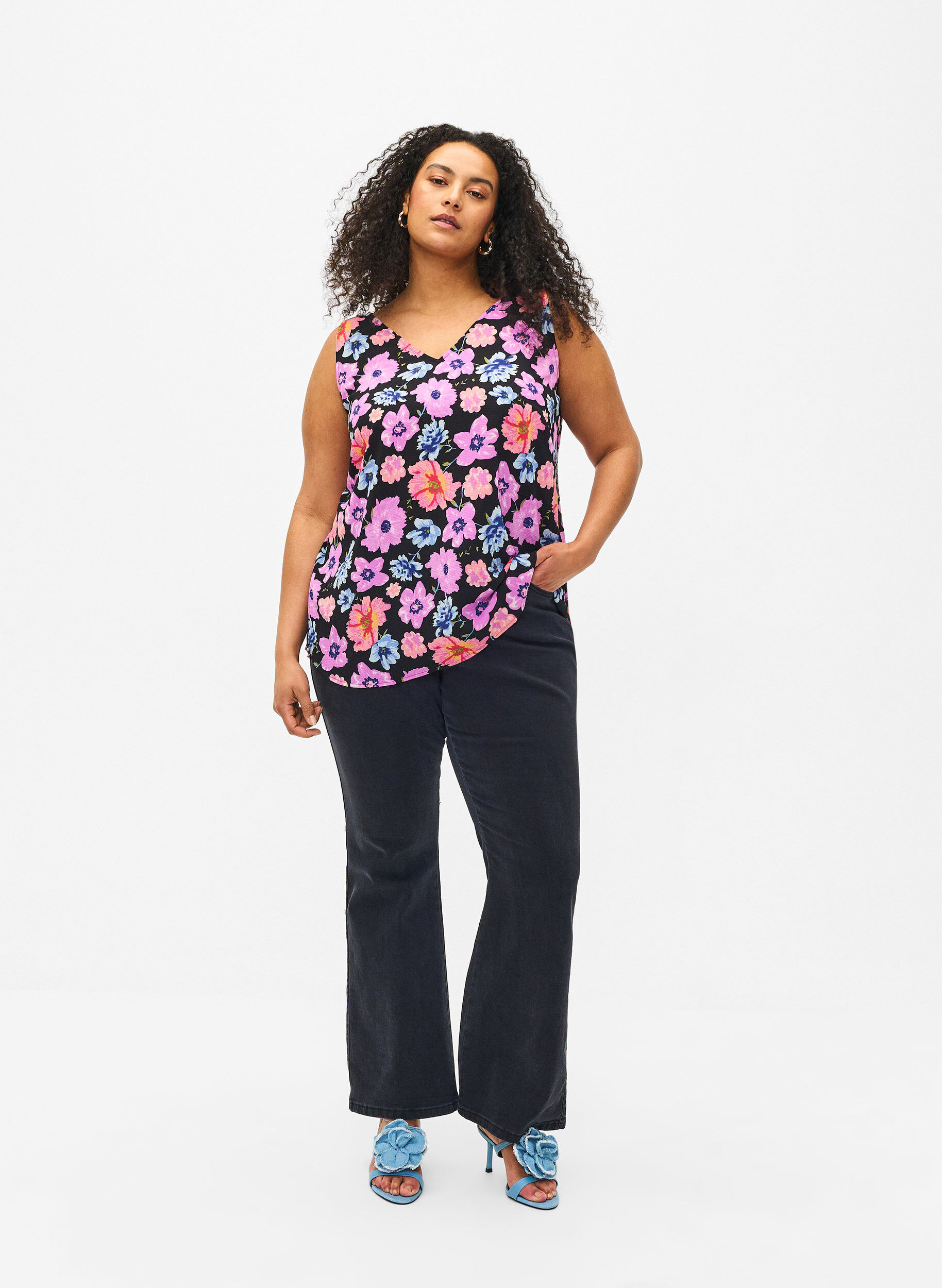 Zizzi Blomstret top med v-hals, Black Big Flower AOP, Model image number 2