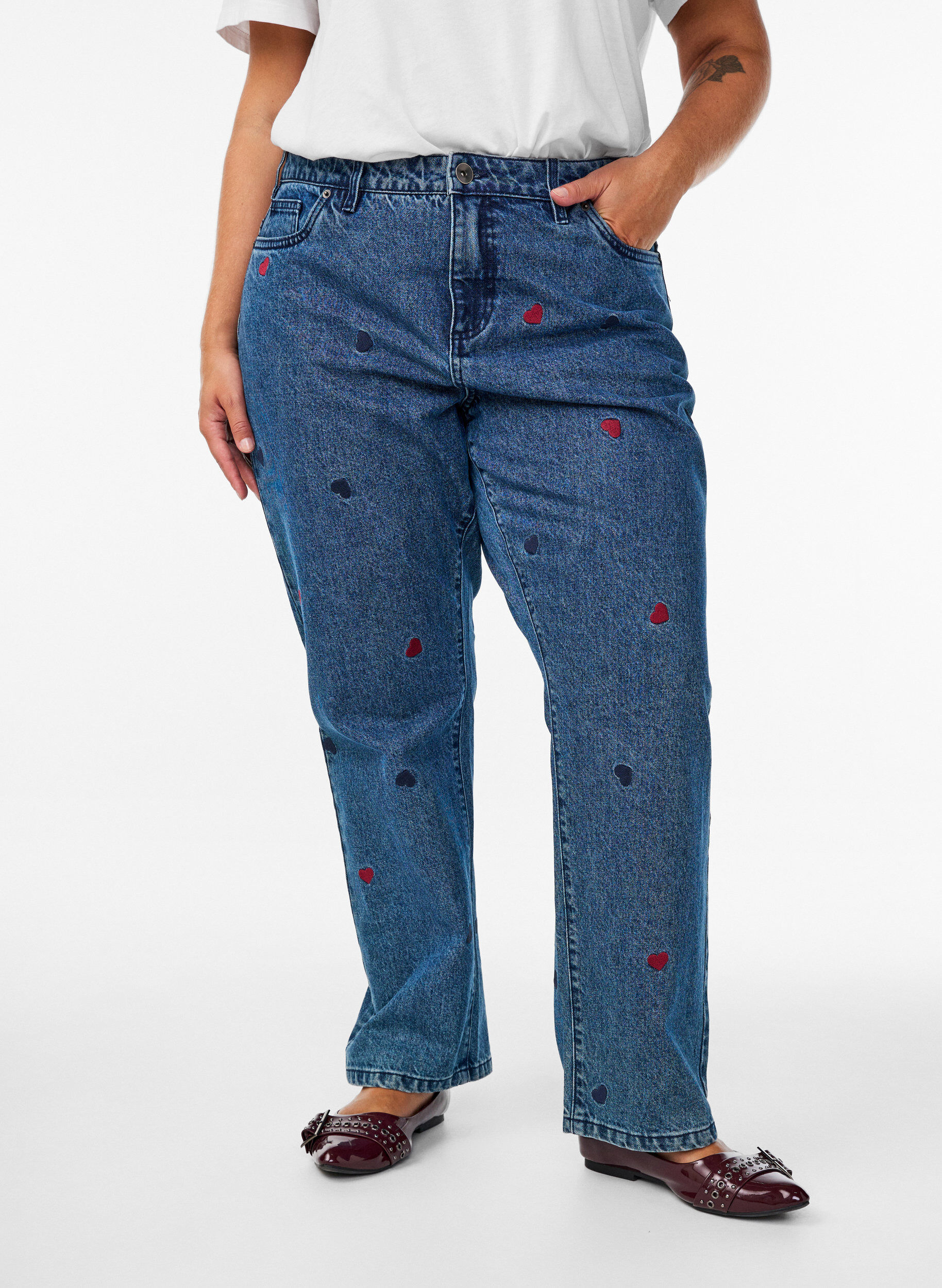 Zizzi H&oslash;jtaljede Gemma jeans med broderede detaljer, Bl&aring;, Model image number 2