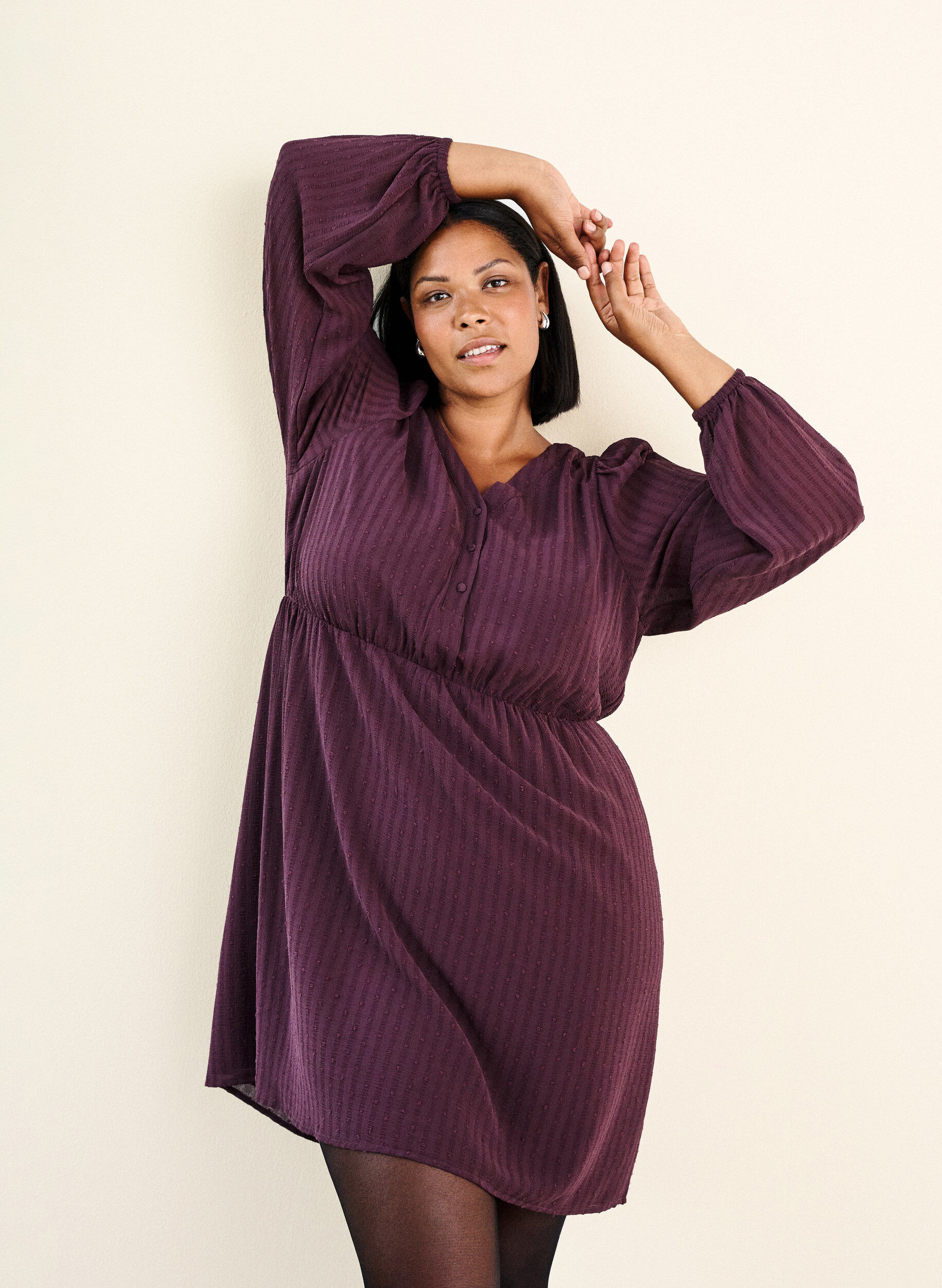 Zizzi Kort kjole med tone-i-tone striber og prikstruktur, M&oslash;rk Bordeaux, Image image number 0