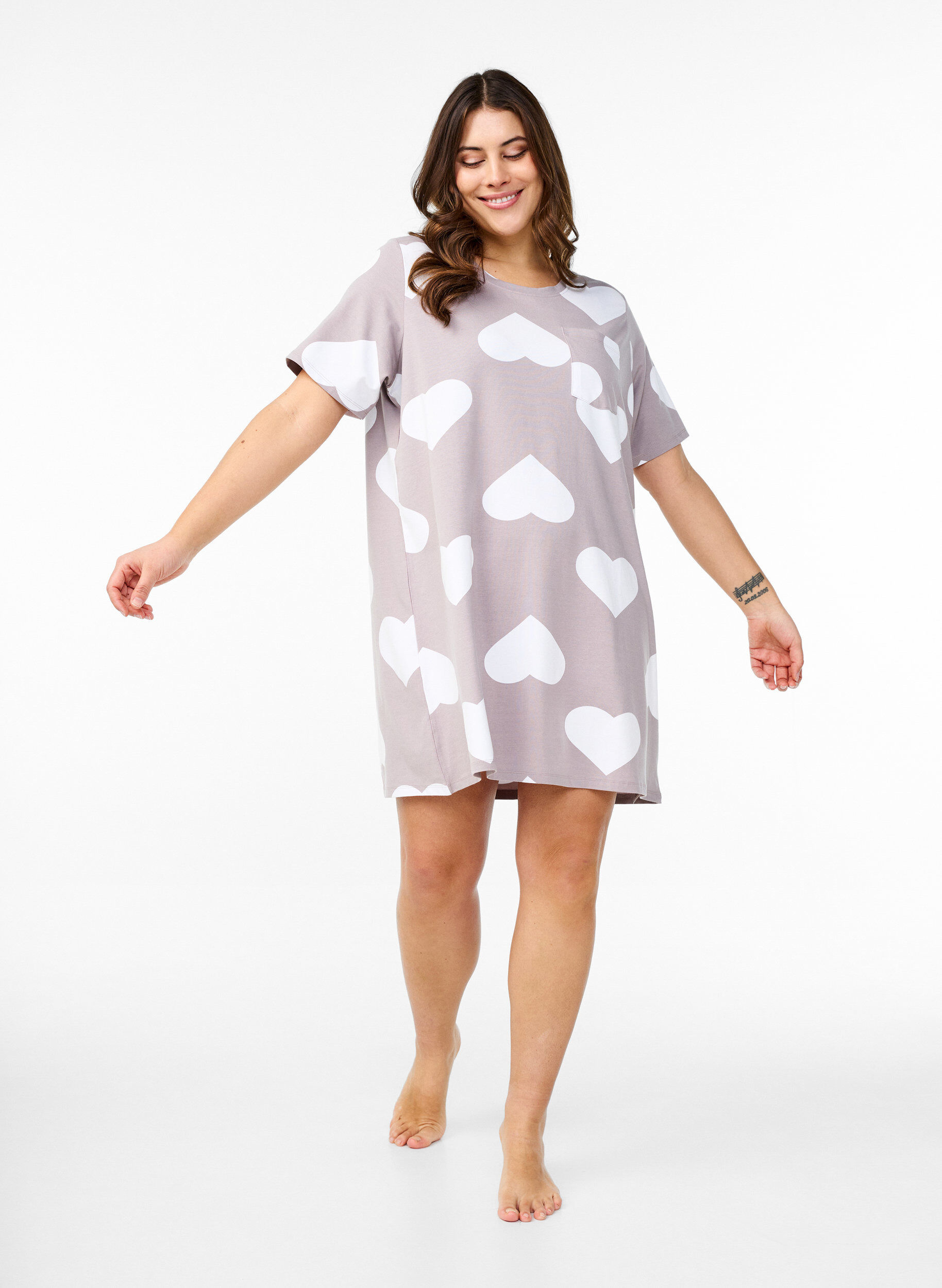 Zizzi Lang nat t-shirt i modalmix med hjerter, Gr&aring;, Model image number 1