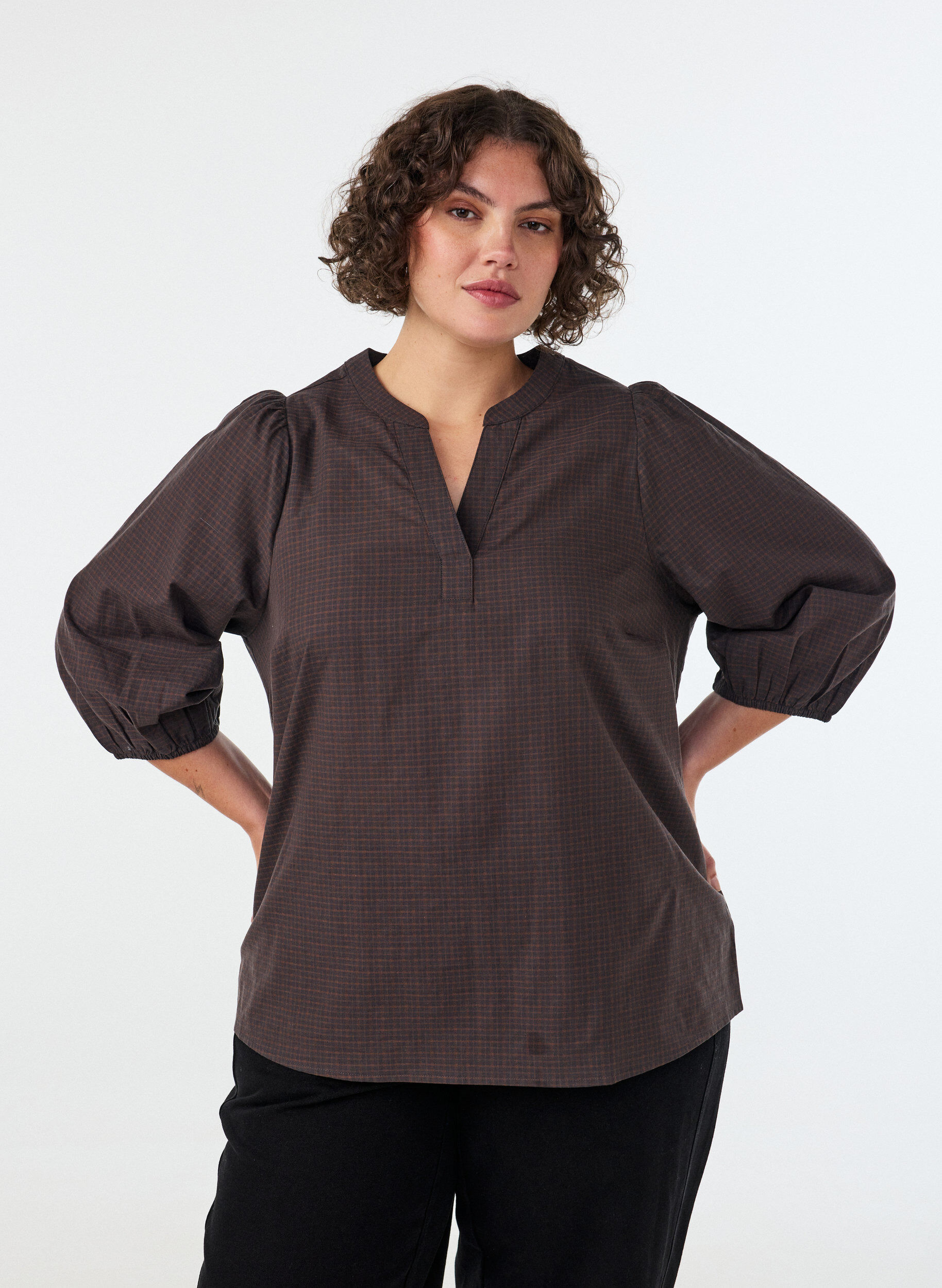 Ternet bluse med V-hals og 3/4-&aelig;rmer, Brun, Model