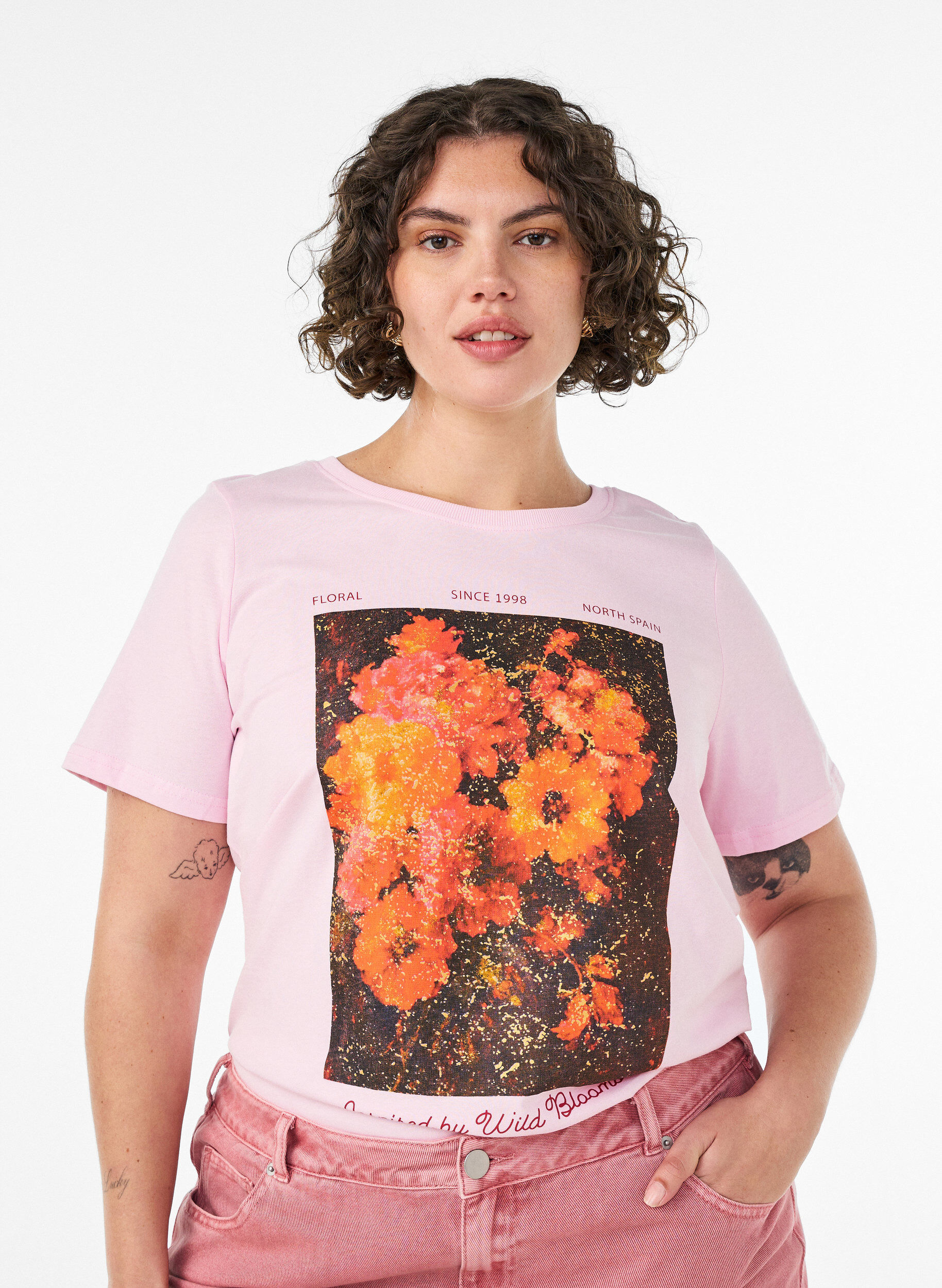 T-shirt i bomuld med print foran, Lyser&oslash;d, Model