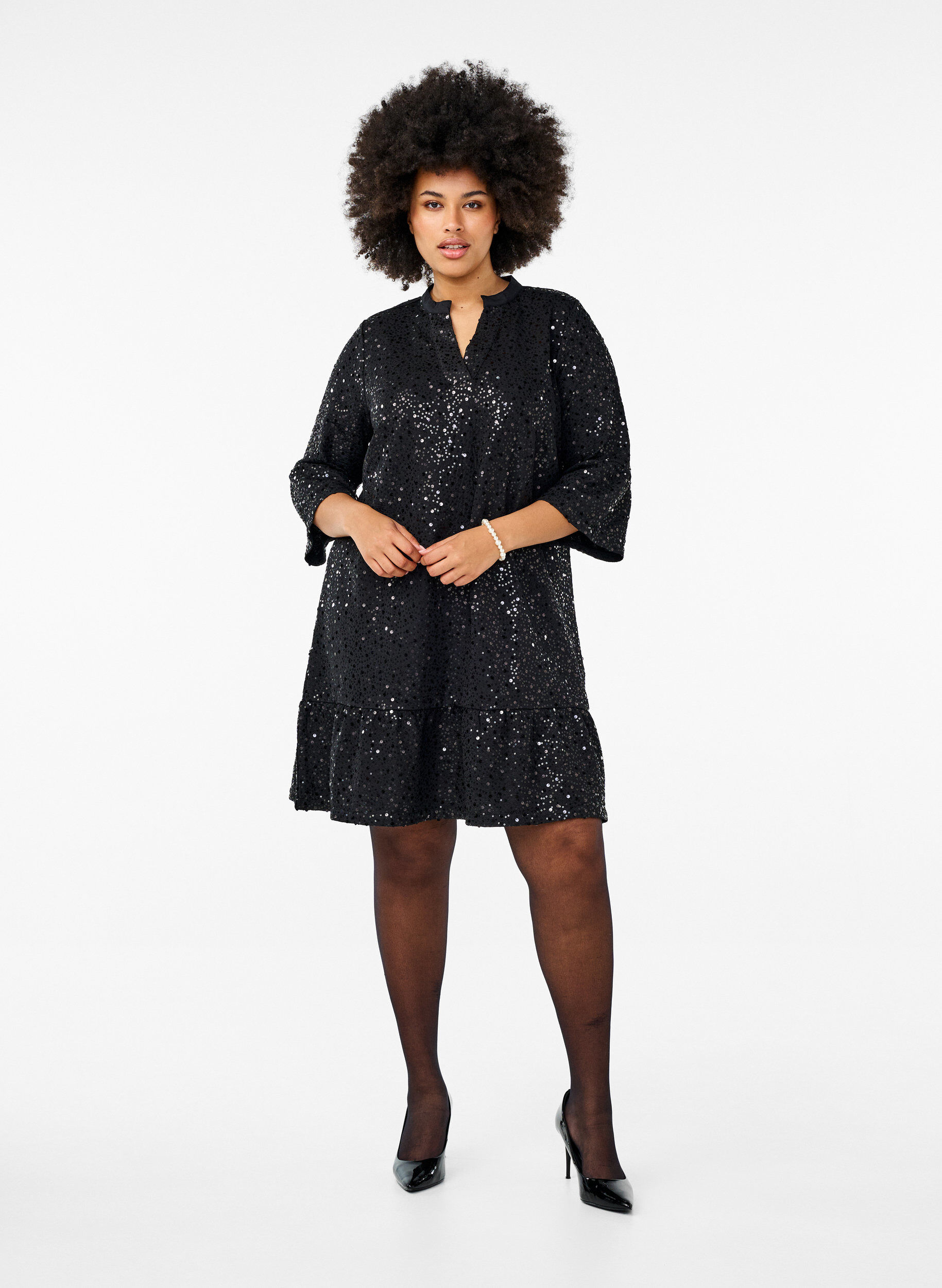 Zizzi Pailletkjole med V-udsk&aelig;ring og 3/4 &aelig;rmer, Black w. Bl. Sequins, Model image number 2