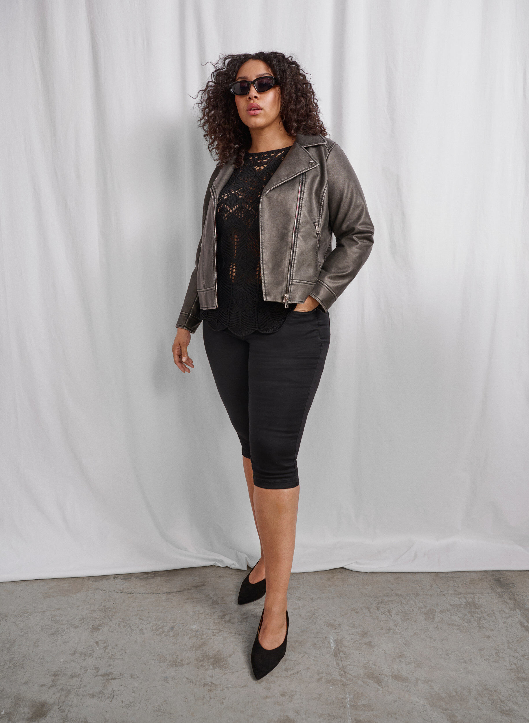 Zizzi Strikbluse med hulm&oslash;nster, Black, Image image number 0