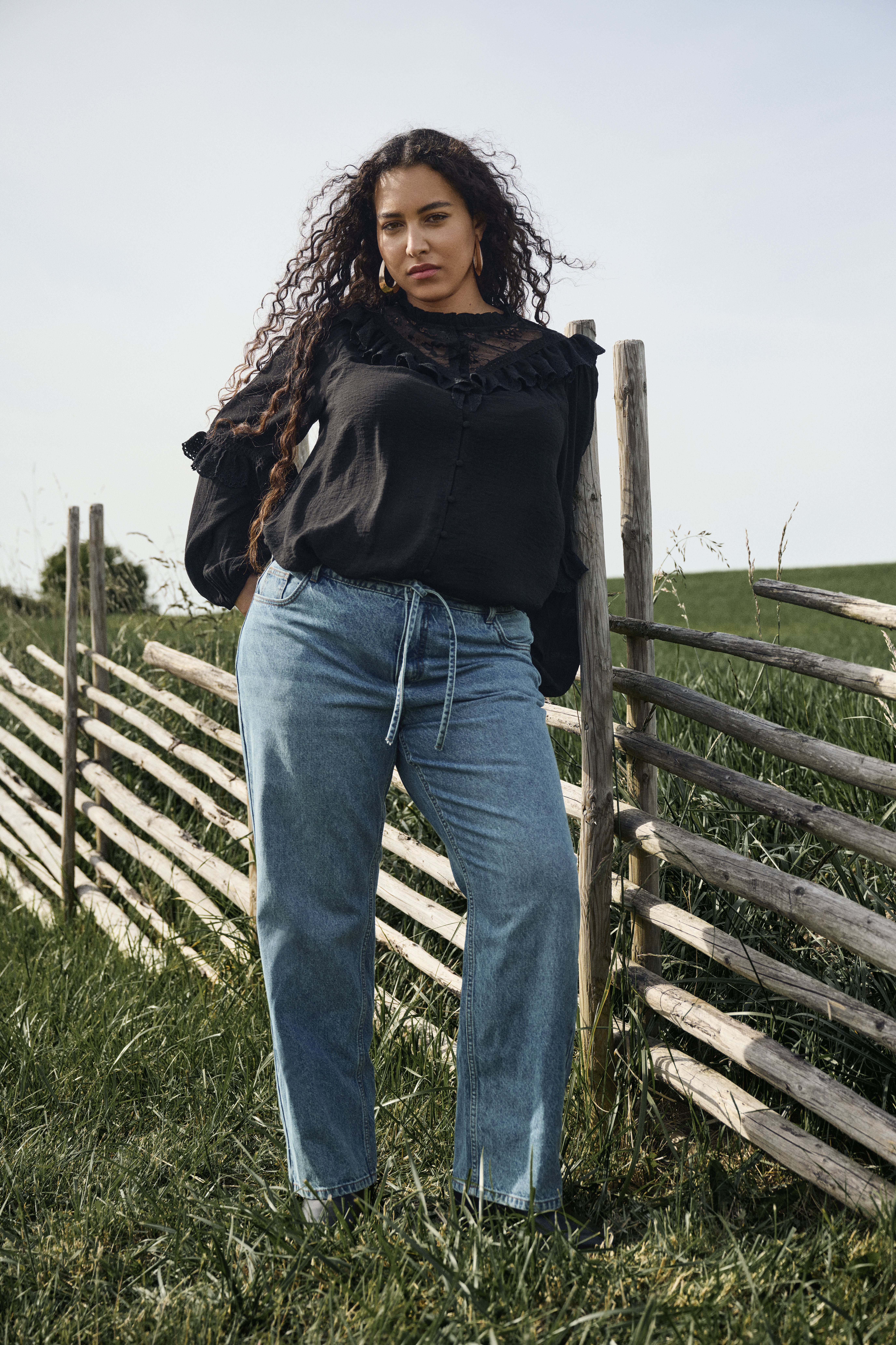 Zizzi Sort bluse med fl&aelig;ser og blonde, , Model