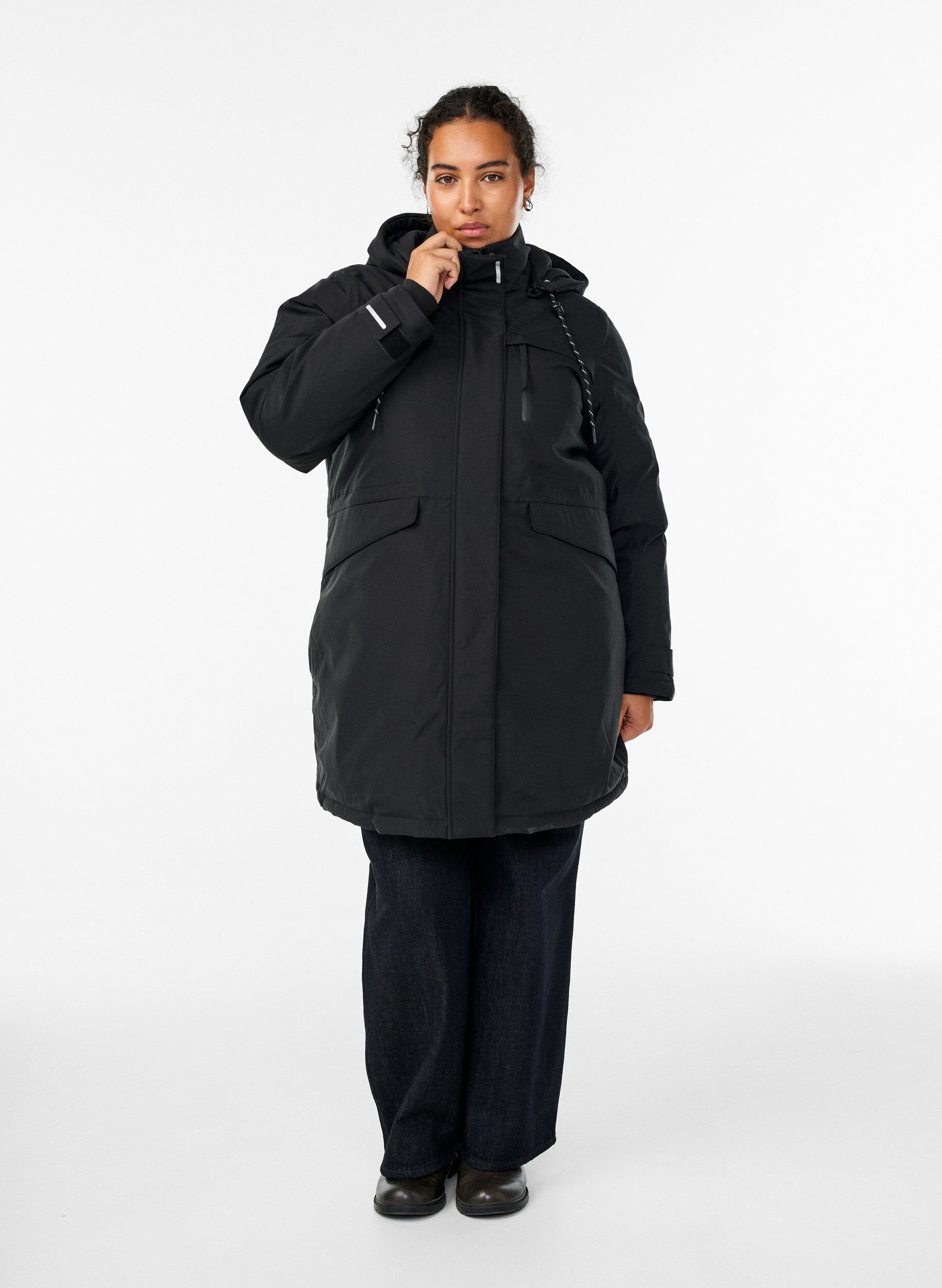 ZizziVandafvisende parka med h&aelig;tte og funktionelle detaljer, Sort, Model image number 1