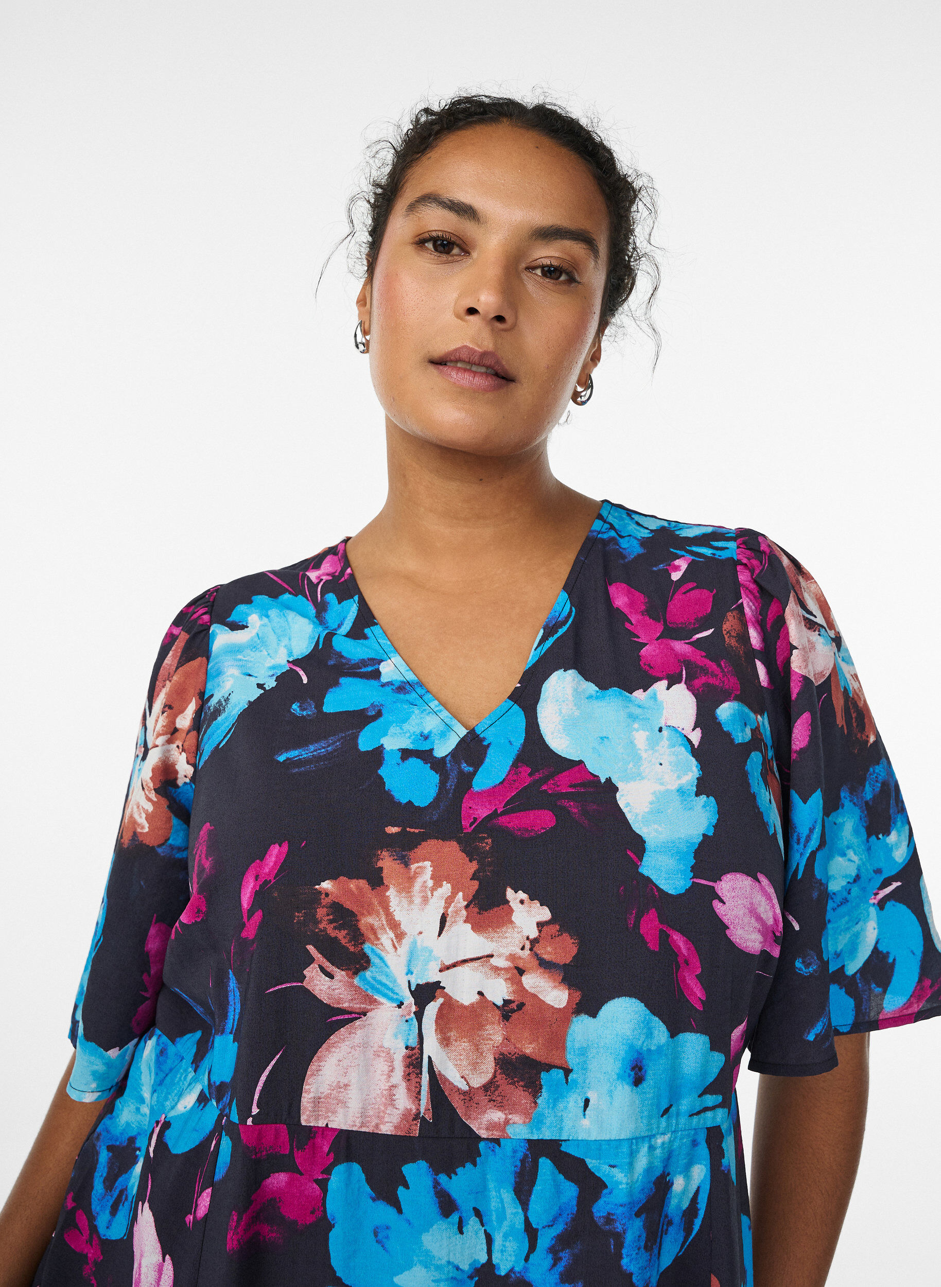 Zizzi Midi kjole med blomsterprint og empire-snit, Sort, Model image number 2
