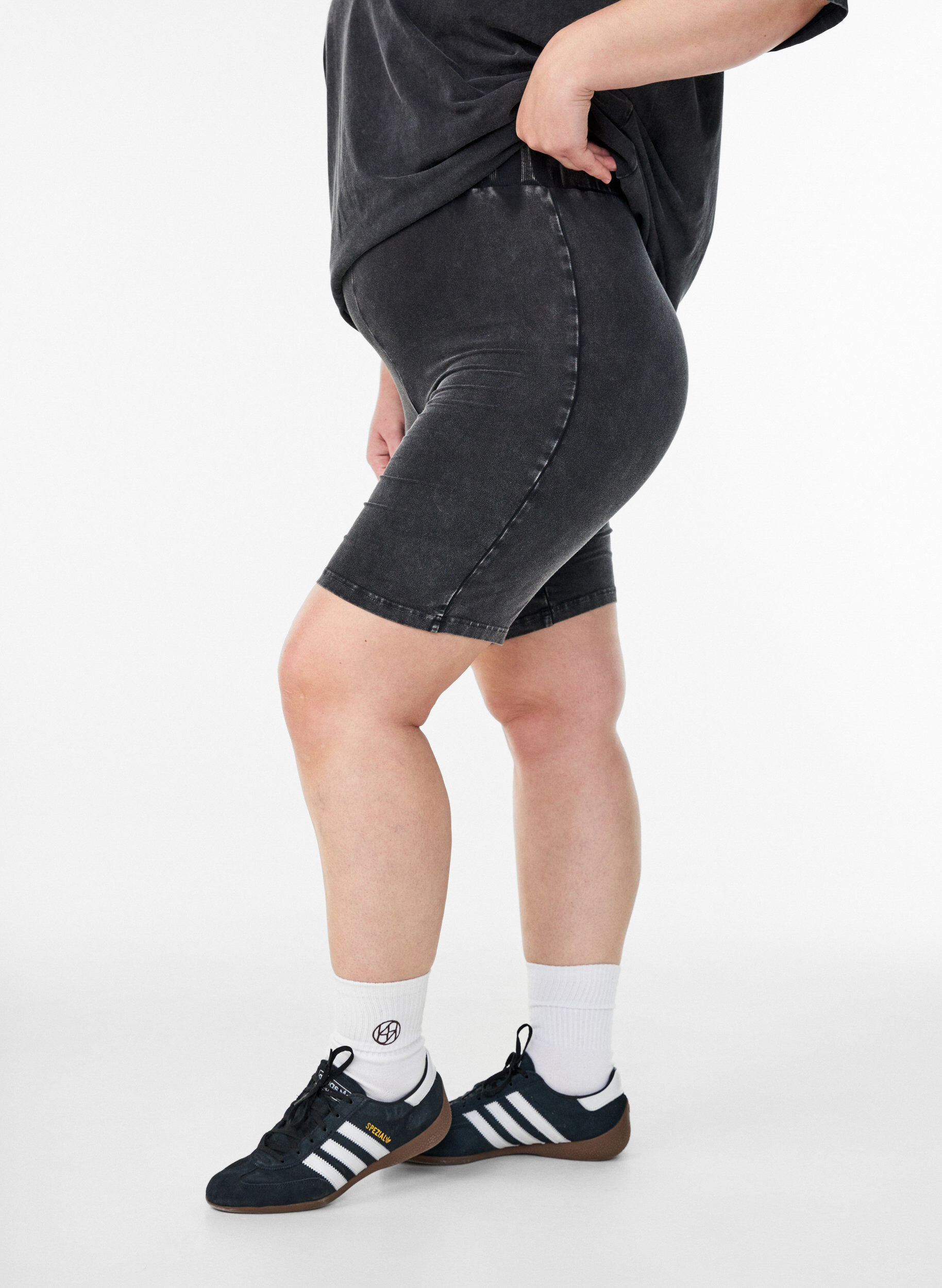 T&aelig;tsiddende jerseyshorts med washed effekt, Sort, Model