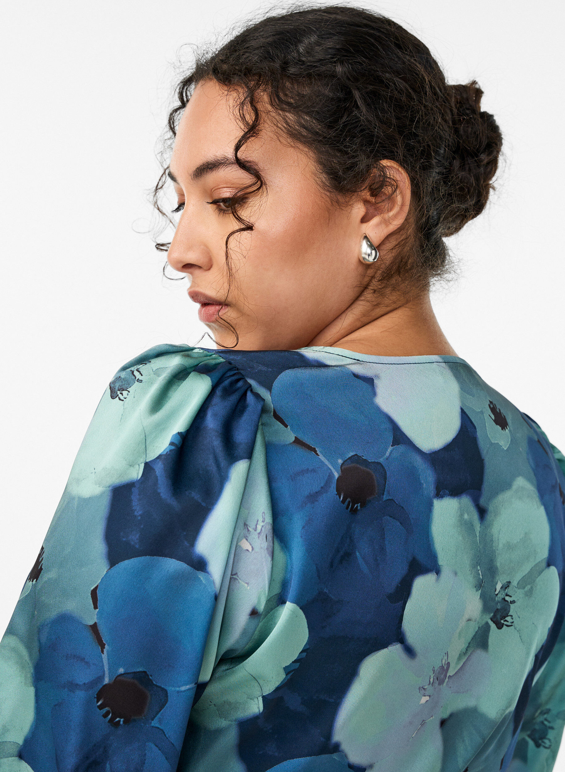 Zizzi Blomstret sl&aring;-om kjole med 3/4 &aelig;rmer, Mixed colours, Model image number 3