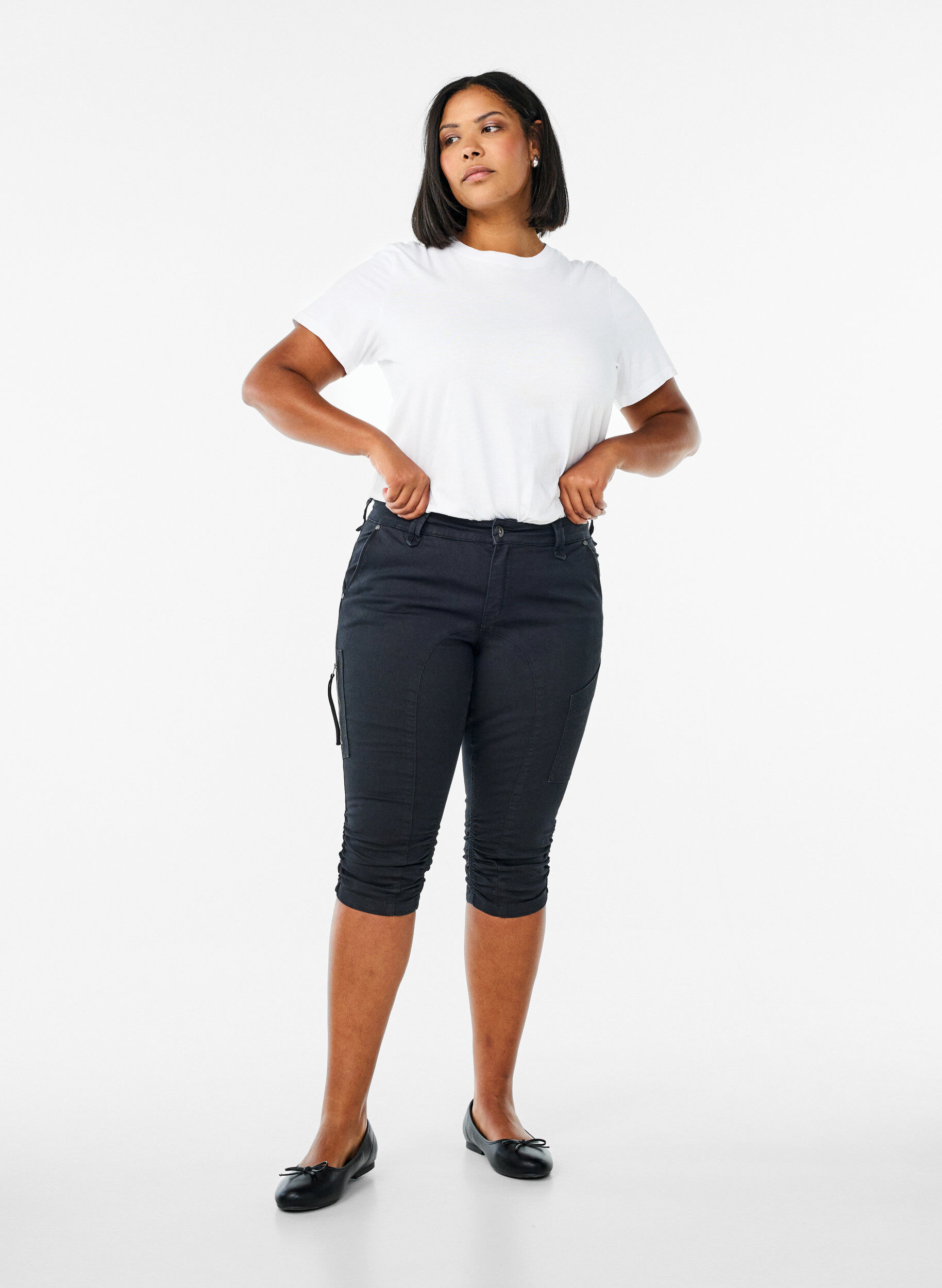 Slim fit capri jeans med lommer, Sort, Model