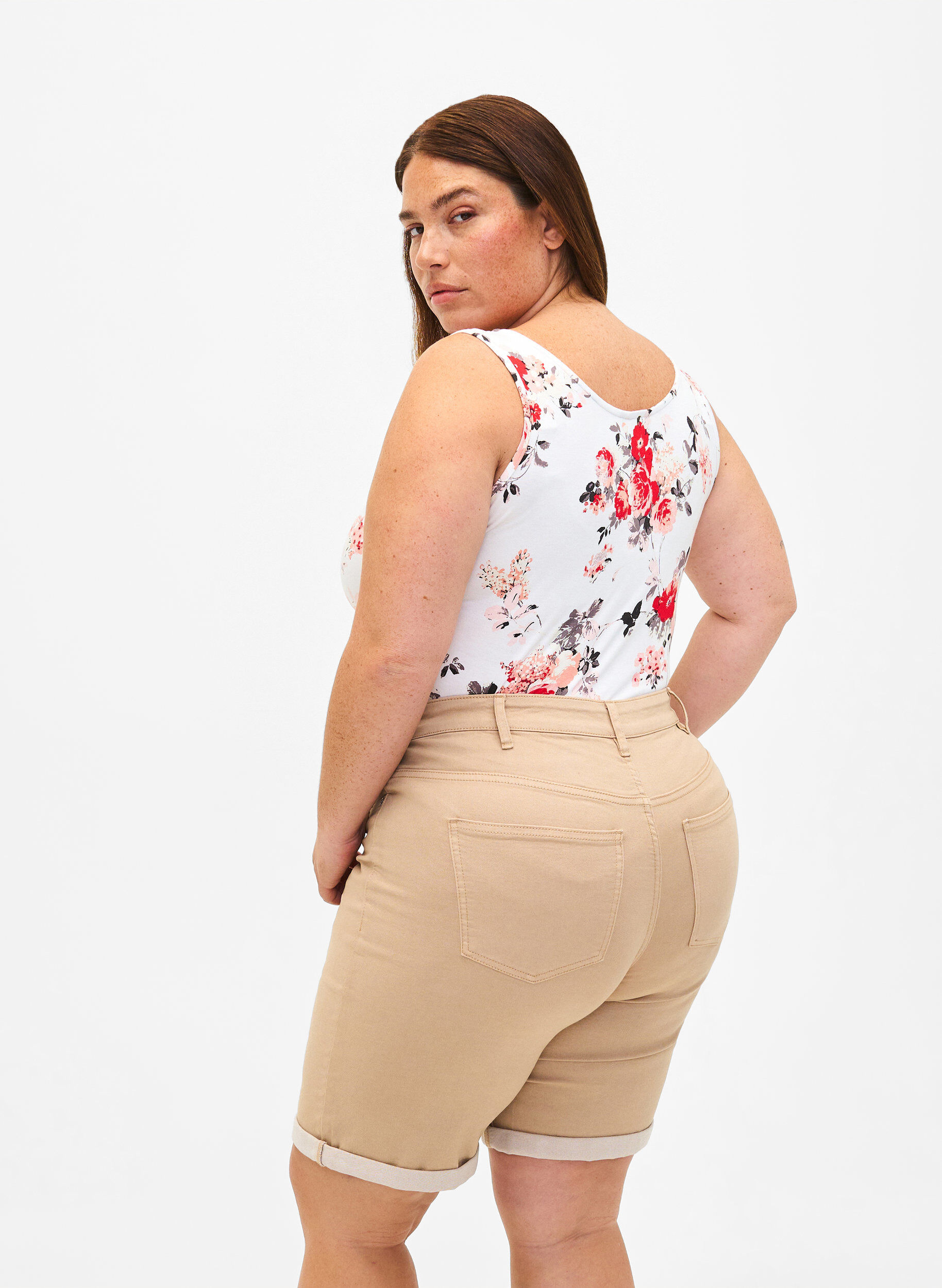 Zizzi T&aelig;tsiddende denimshorts med h&oslash;j talje, Nomad, Model image number 1