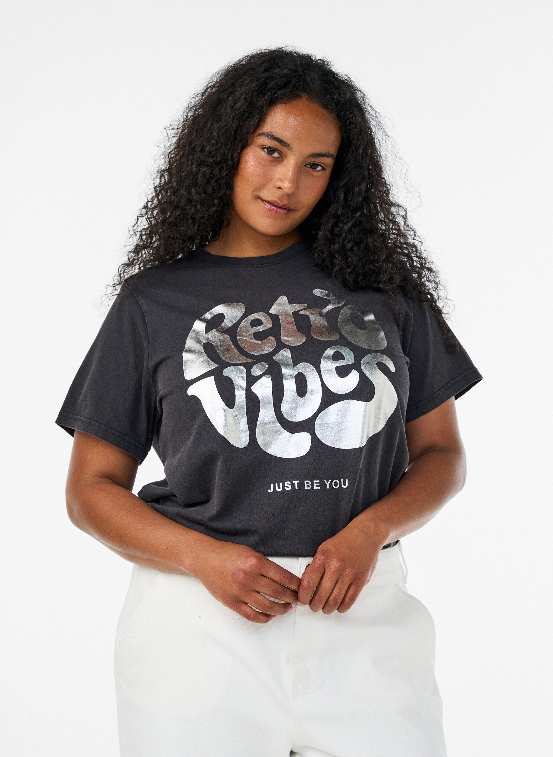 T-shirt i &oslash;kologisk bomuld med grafisk udtryk, Sort, Model