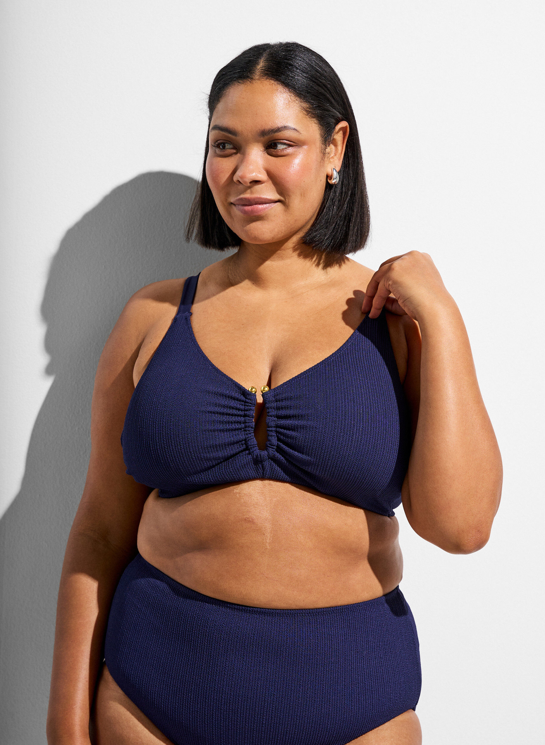 Zizzi Bikinioverdel med struktur og gulddetalje, Bl&aring;, Model image number 0