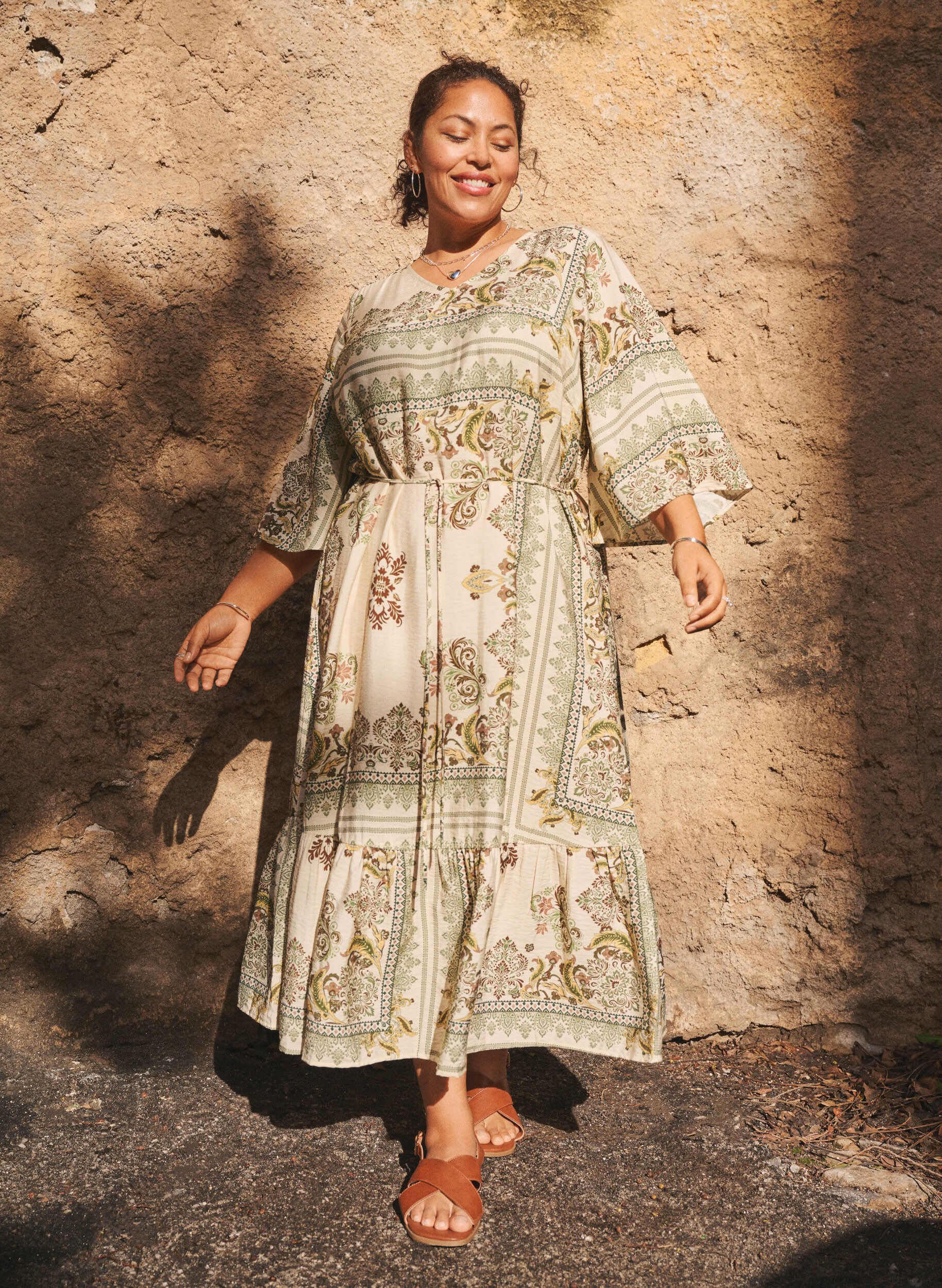 M&oslash;nstret midikjole i viskose med bindeb&aring;nd