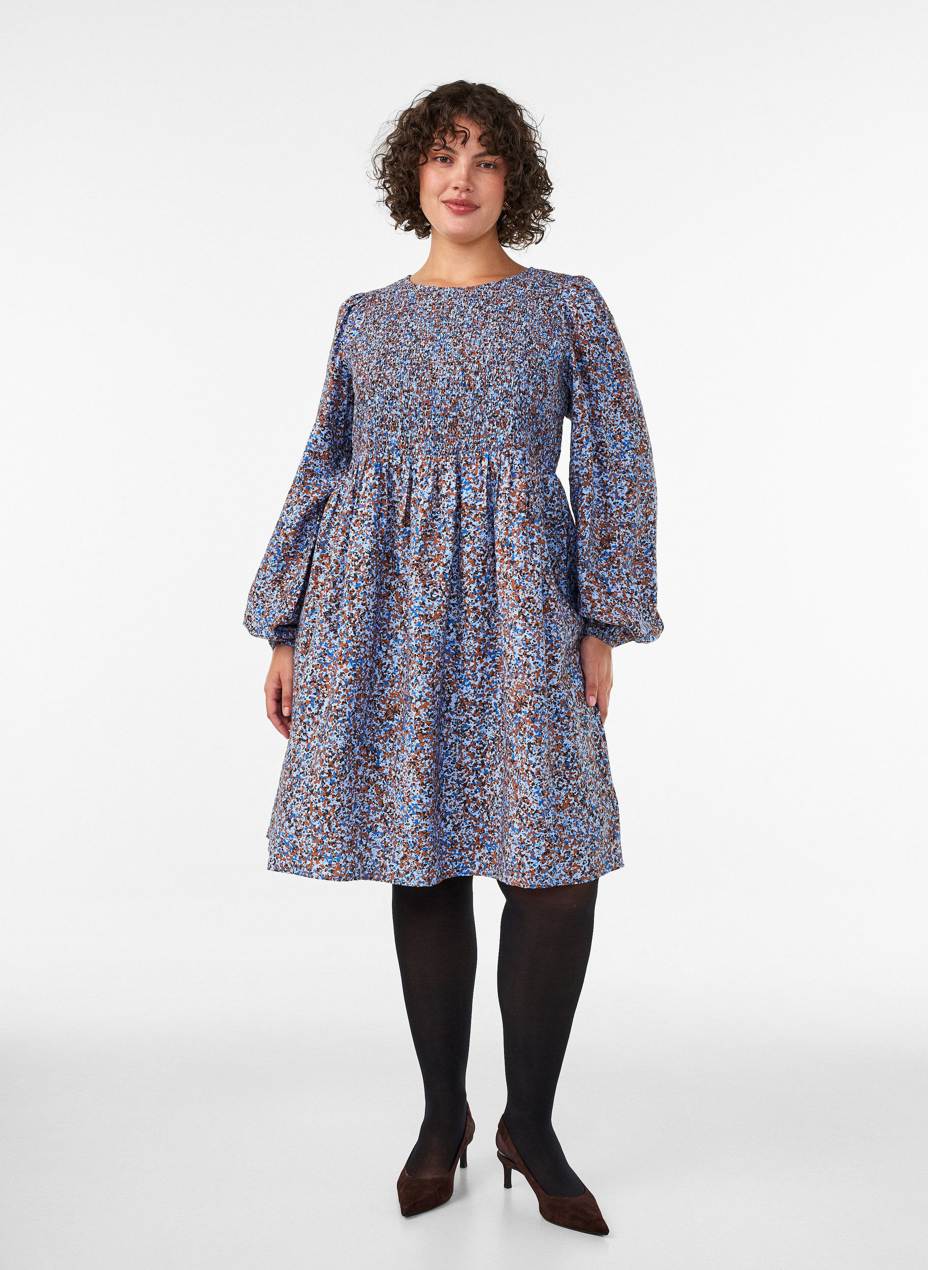 ZizziViskosekjole med smock og all-over m&oslash;nster, Bl&aring;, Model image number 1