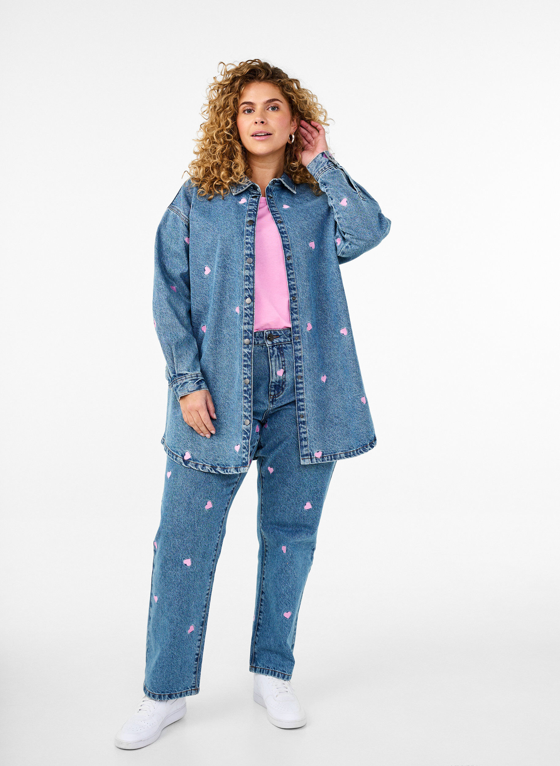 Zizzi L&oslash;s denimskjorte med broderede hjerter, Light Blue Heart, Model image number 2