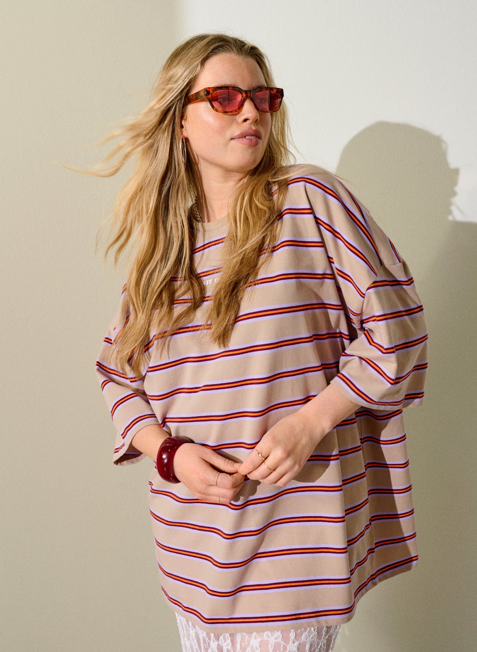 Oversize T-shirt med striber og 1/2 &aelig;rmer