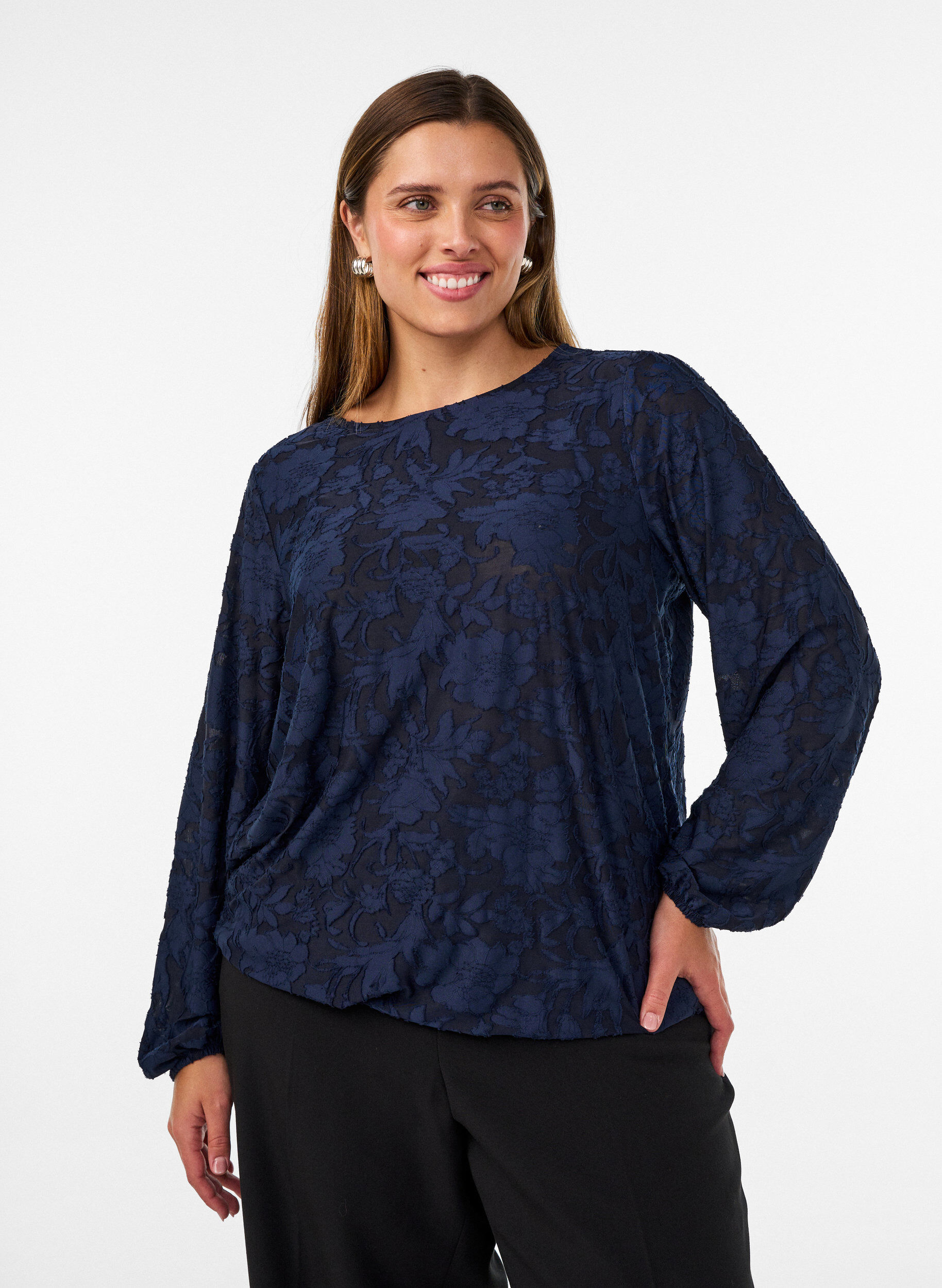 Transparent bluse med blomsterstruktur og lange &aelig;rmer, Bl&aring;, Model