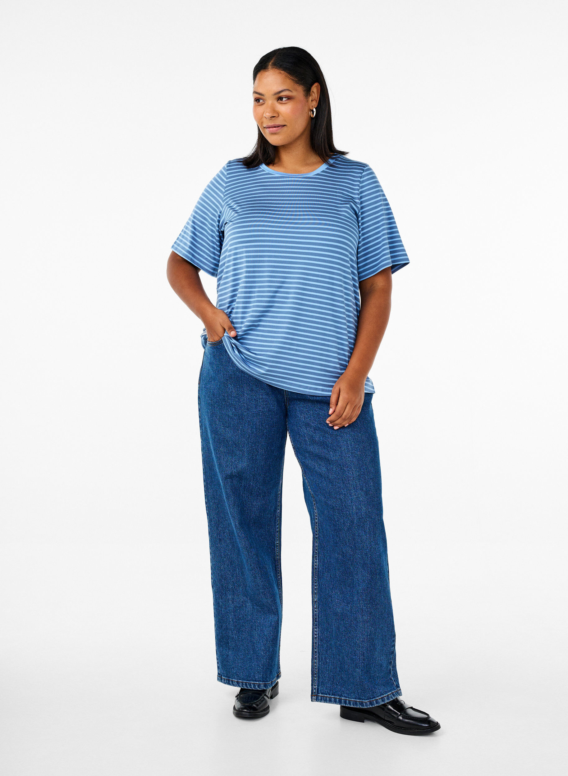 Zizzi T-shirt med TENCEL&trade; Lyocell og striber, Bl&aring;, Model image number 1
