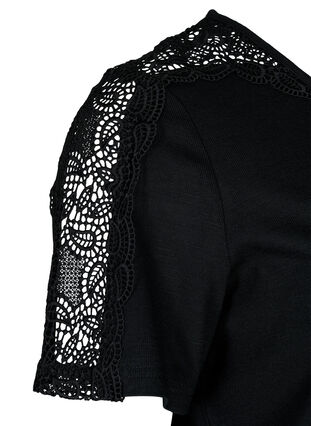 Kortærmet bluse med blonder og v-hals, Black, Packshot image number 3