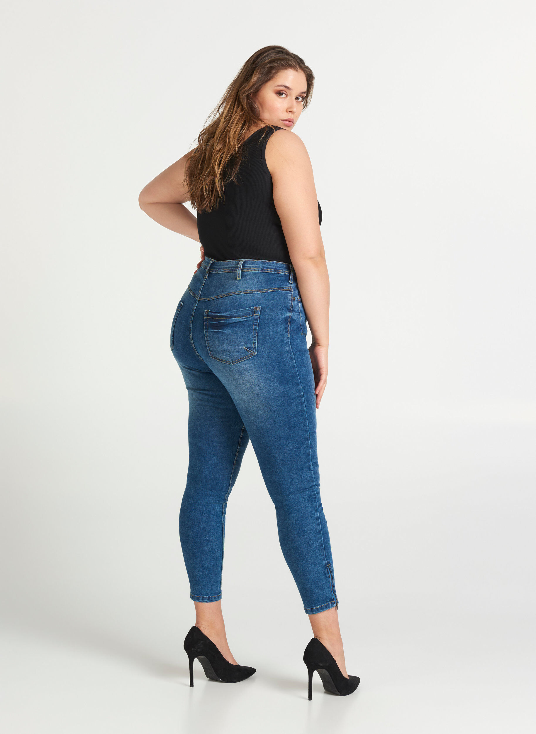 Zizzi Cropped Amy jeans med lynl&aring;sdetalje, Bl&aring;, Model image number 2
