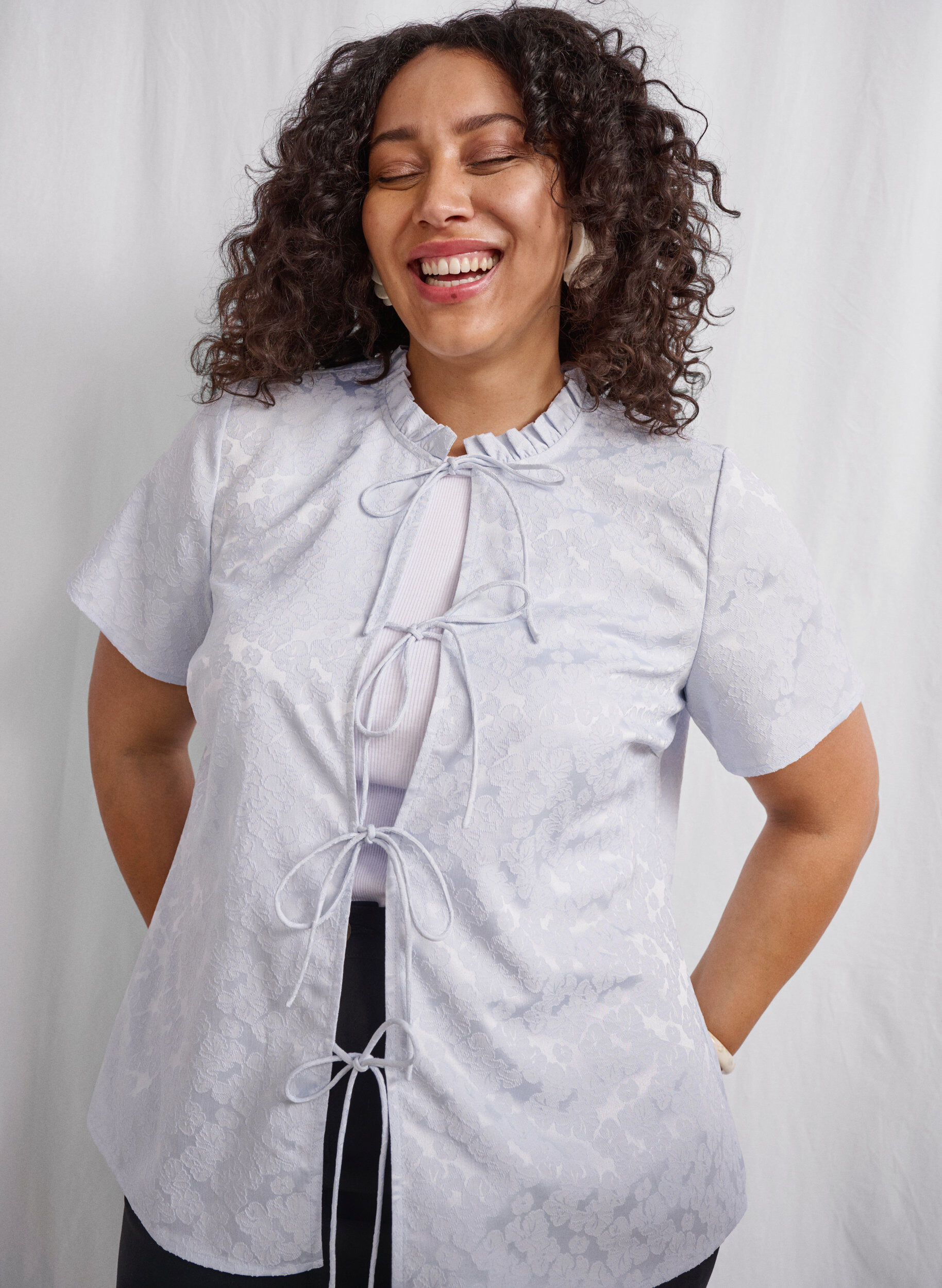 Zizzi Kort&aelig;rmet jacquardbluse med bindeb&aring;nd, Bl&aring;, Image image number 0