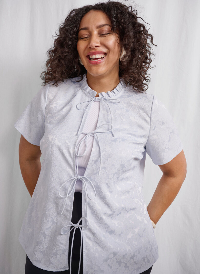 Kortærmet jacquardbluse med bindebånd, Blå, Image image number 0