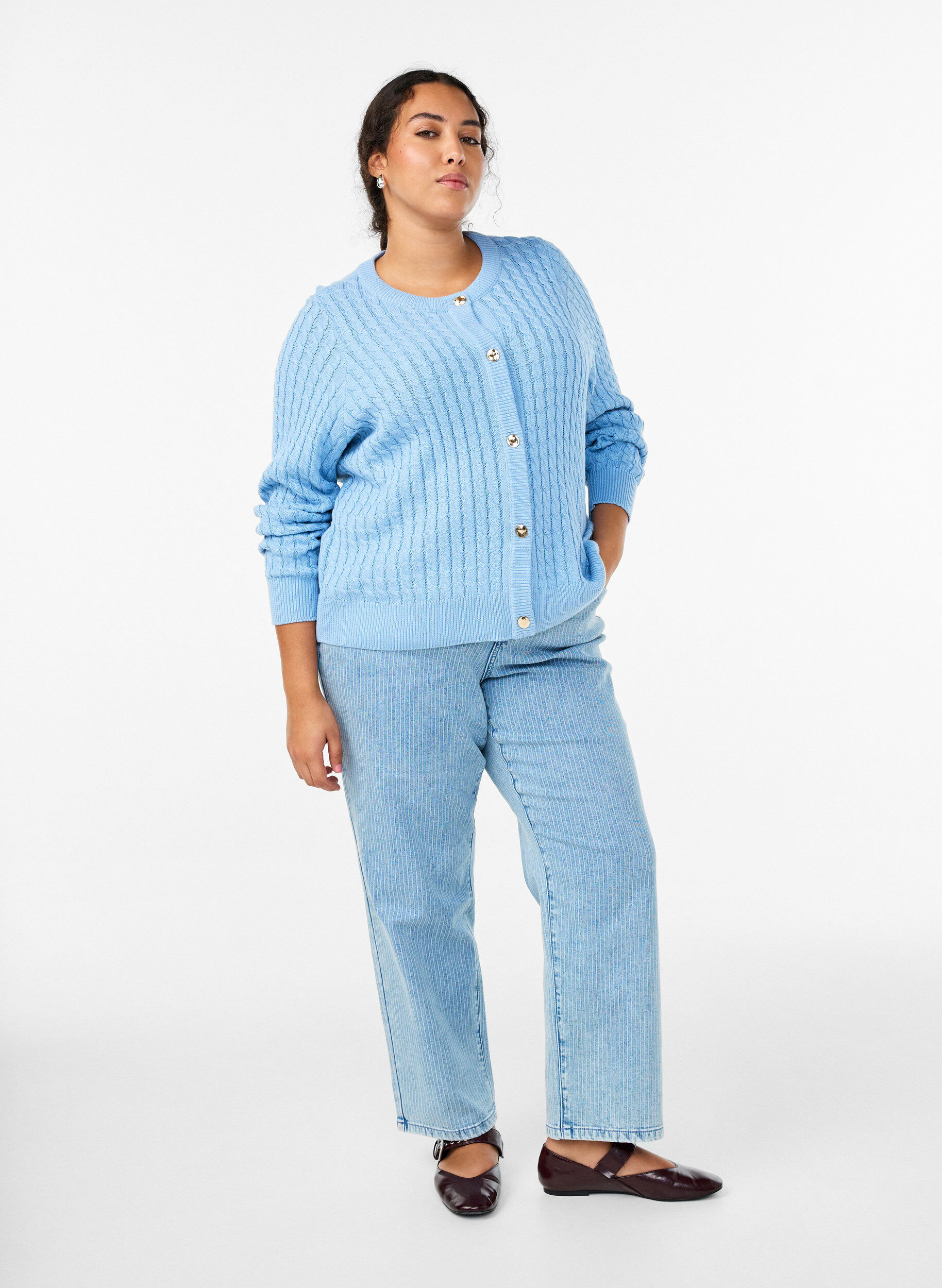 Zizzi Kabelstrikket cardigan med gyldne knapper, Bl&aring;, Model image number 1