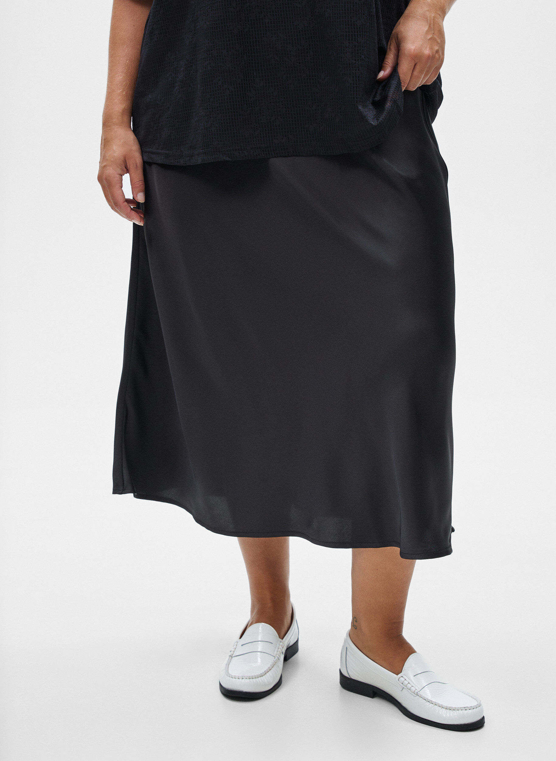 ZizziSatin midi-nederdel, Sort, Model image number 3