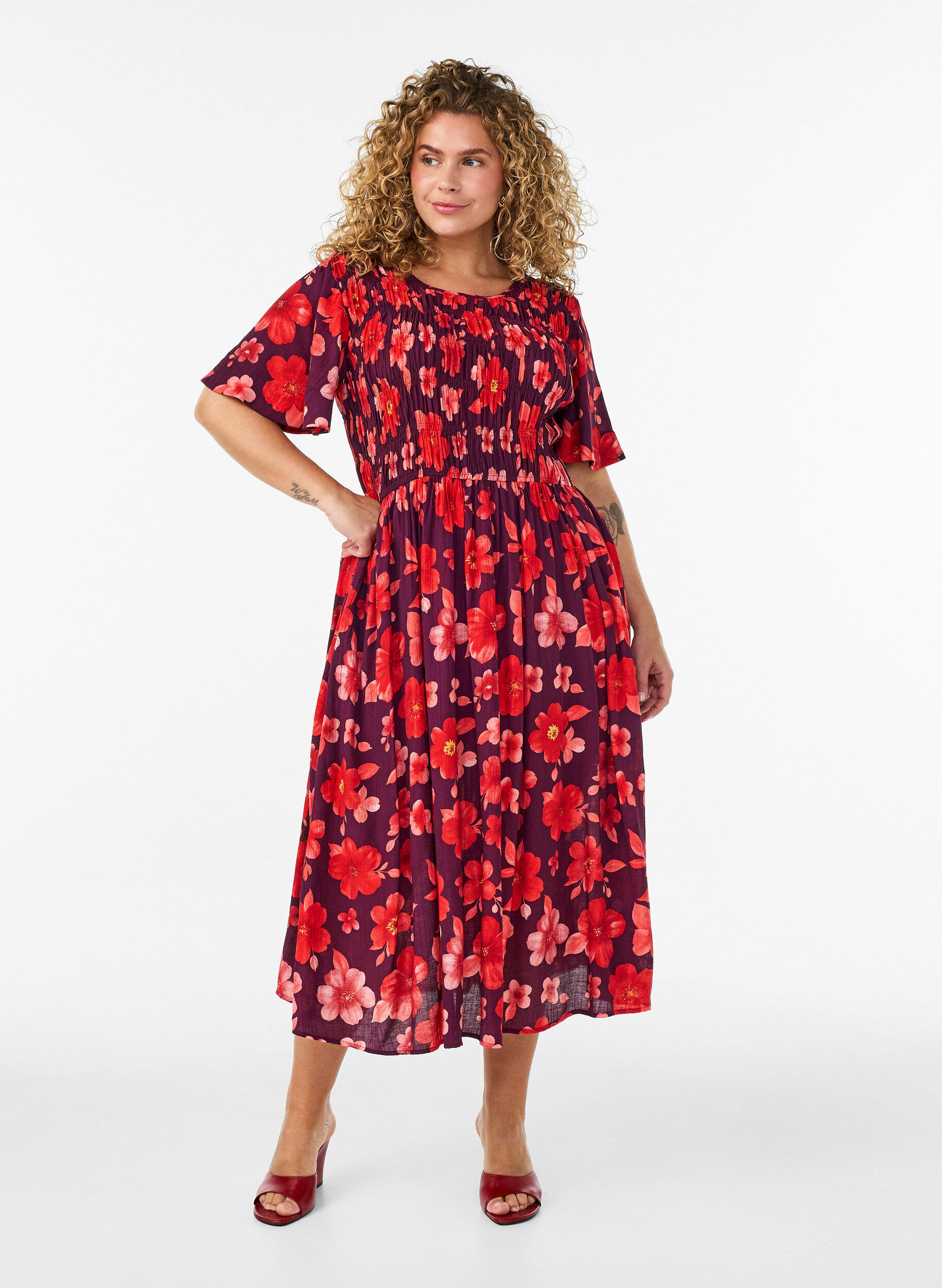Kjole med smock og blomsterprint, Lilla, Model