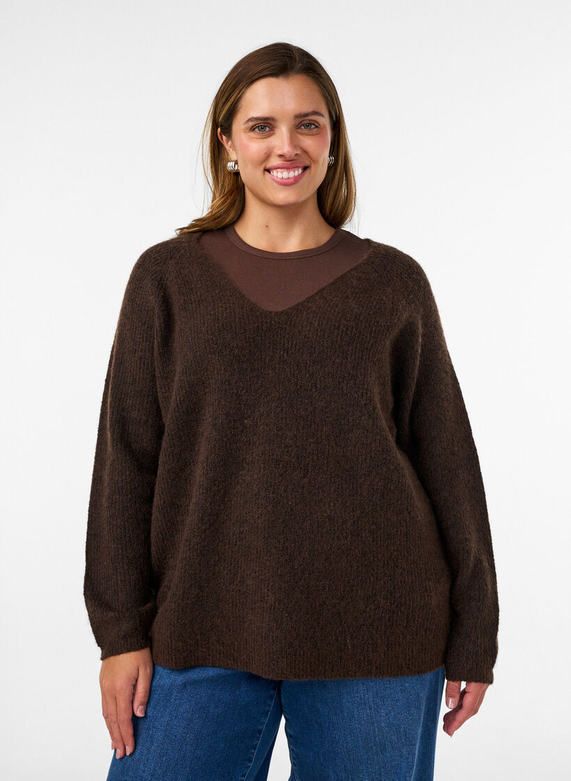 Strikbluse med V-hals og raglan&aelig;rmer, Brun, Model image number 0