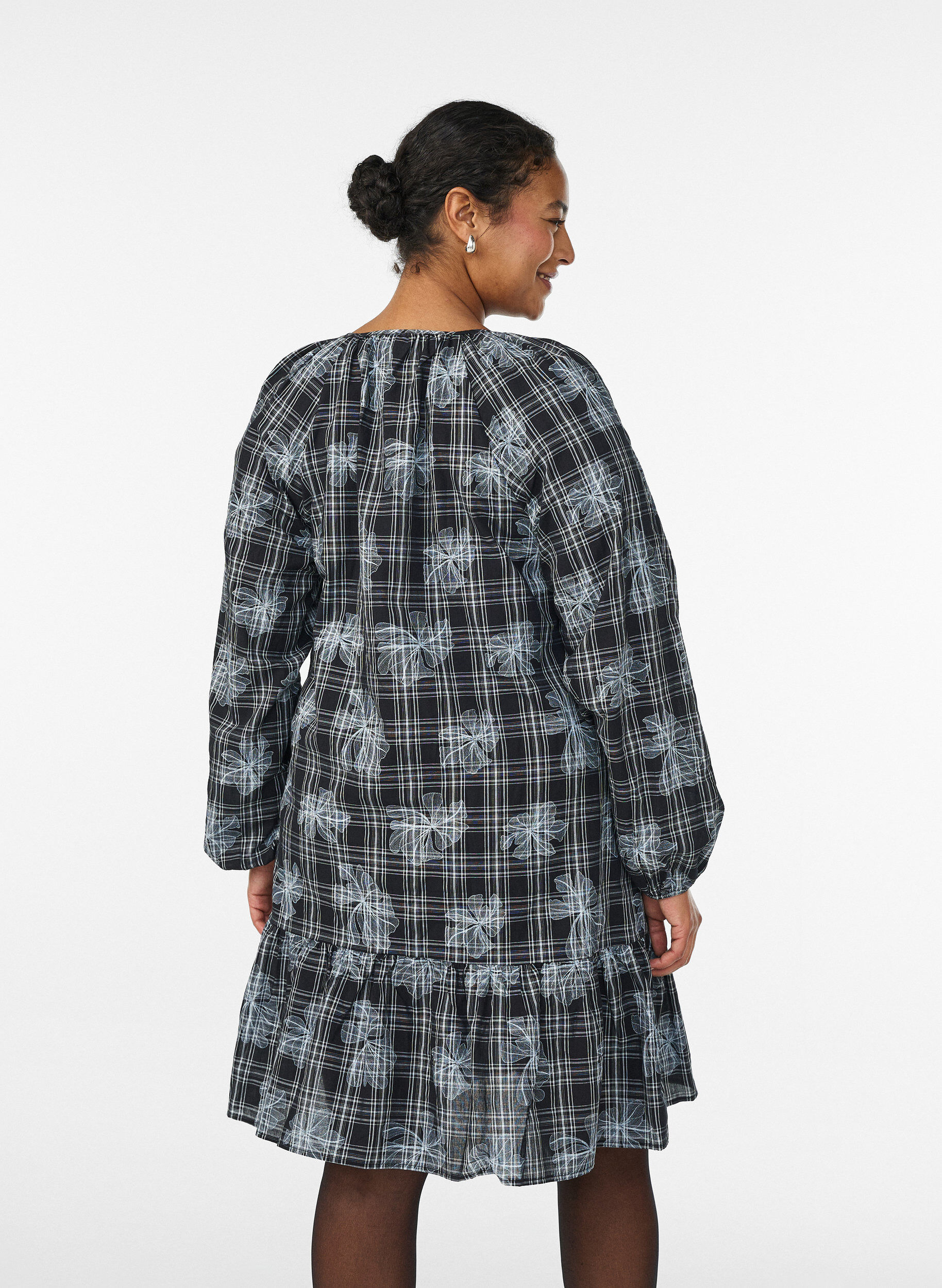 Zizzi Kort kjole med tern og blomsterprint, Sort, Model image number 2