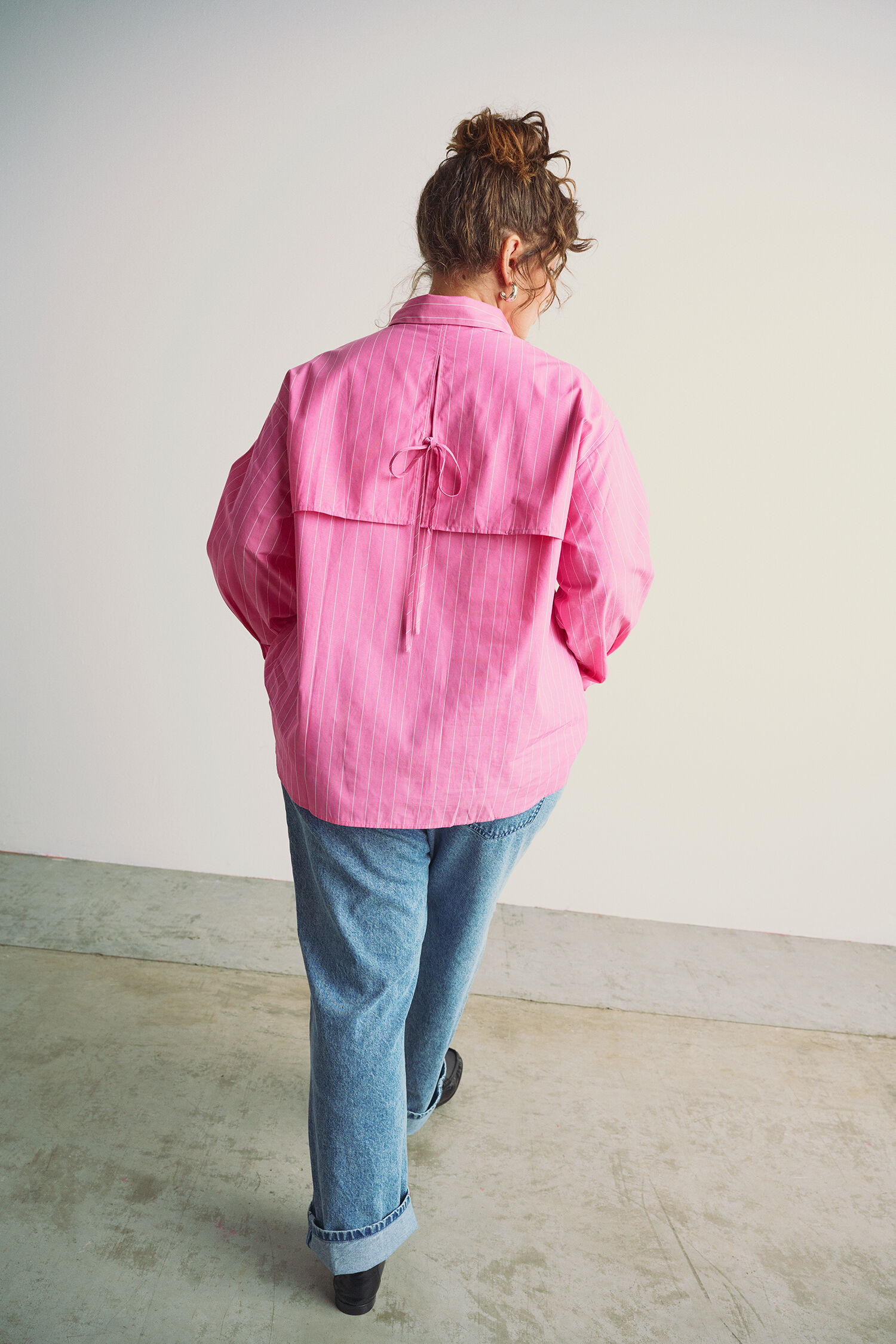 Zizzi Skjorte med bindedetalje p&aring; ryggen, , Model