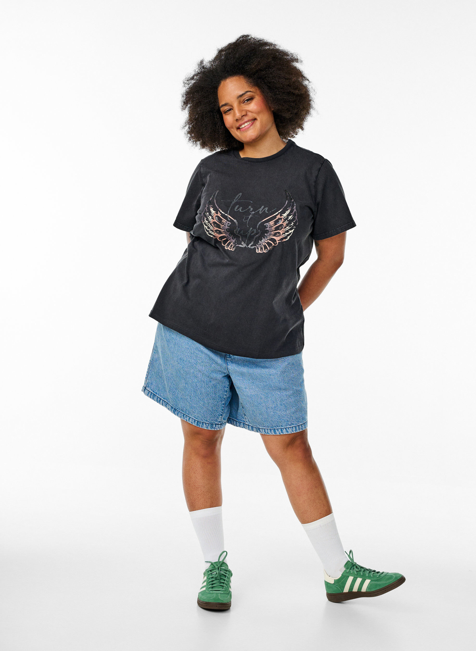 Zizzi T-shirt i &oslash;kologisk bomuld med statement print, Gr&aring;, Model image number 1