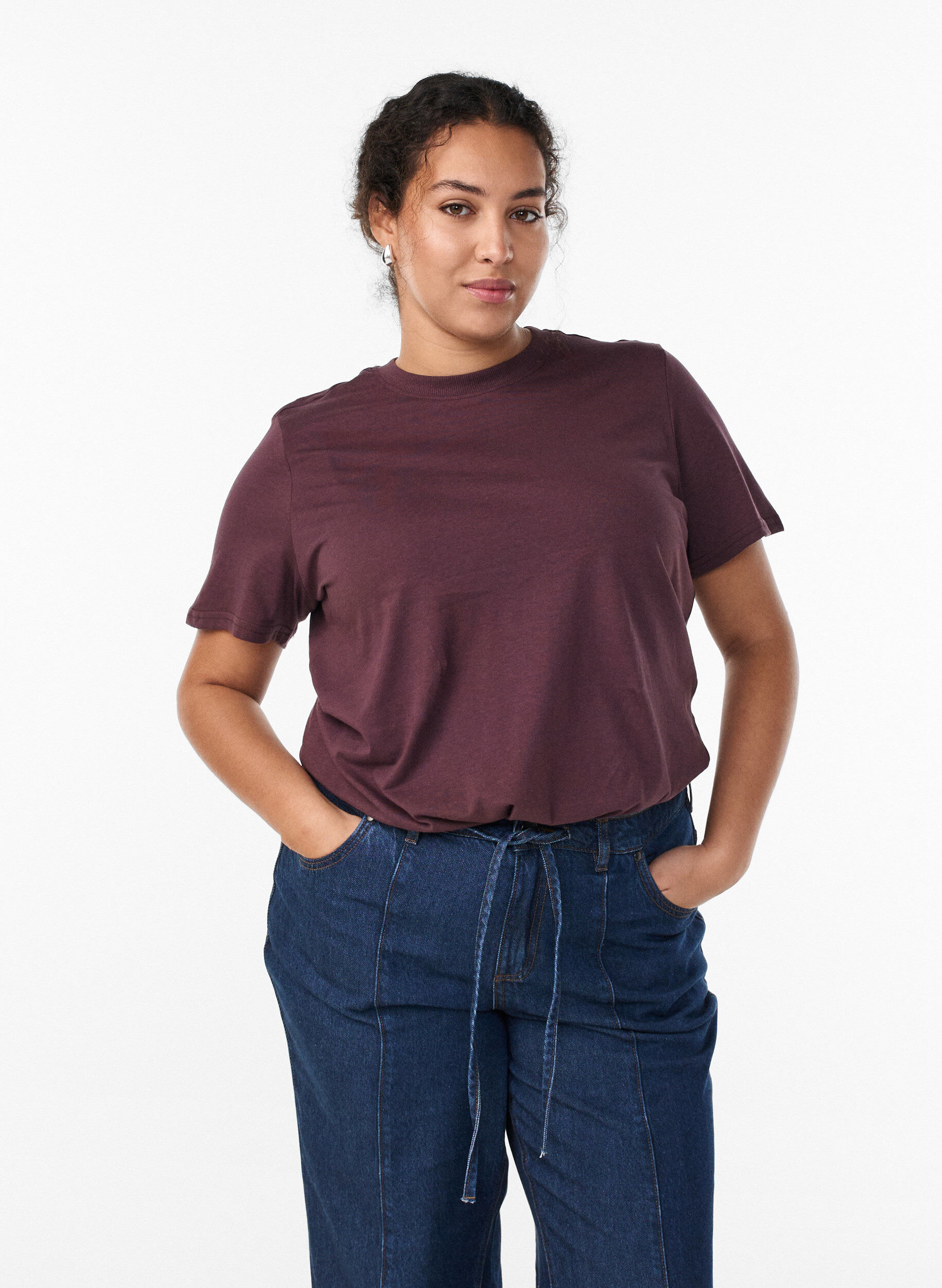 Basis t-shirt i bomuld med rund hals , M&oslash;rk Bordeaux, Model