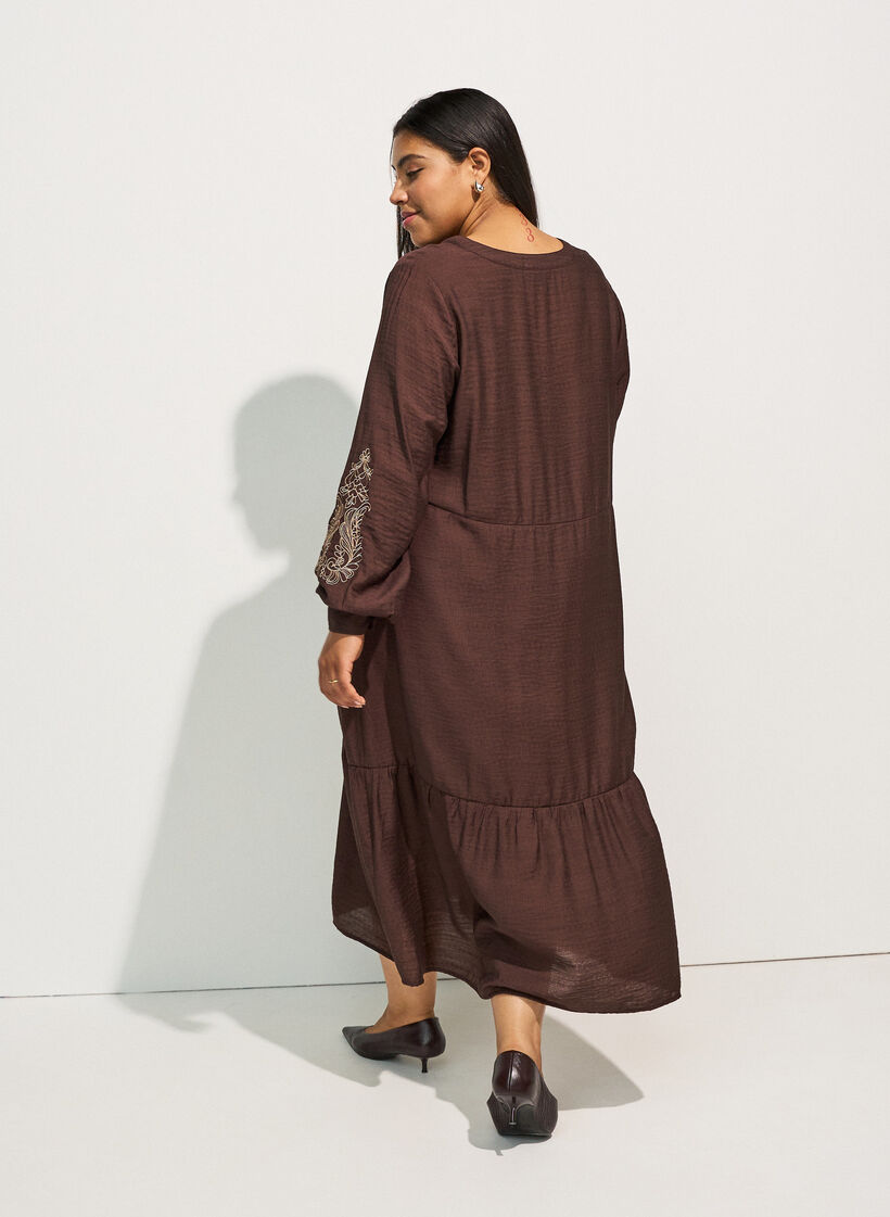 Viskosekjole med broderi og fl&aelig;selag, Brun, Model image number 1
