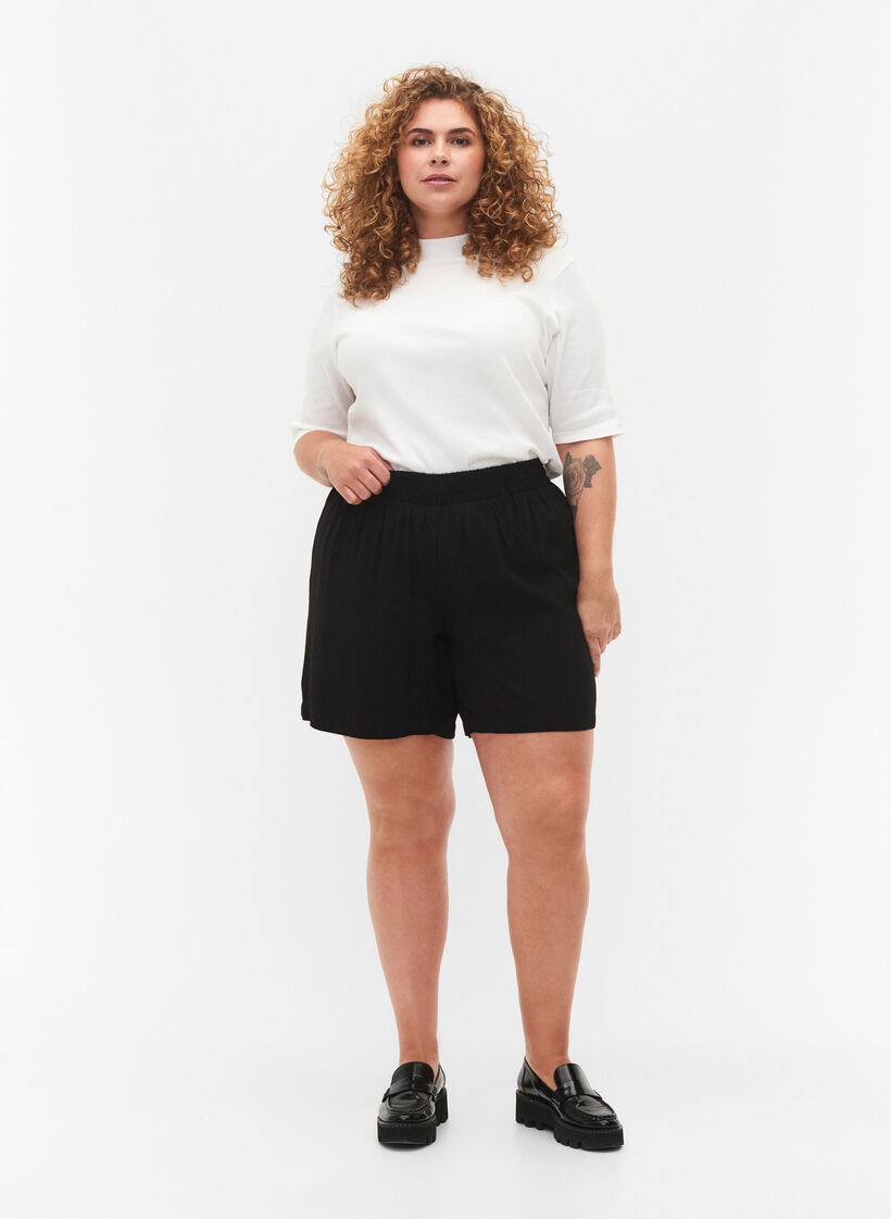 Løstsiddende shorts i viskose, Black, Model image number 4