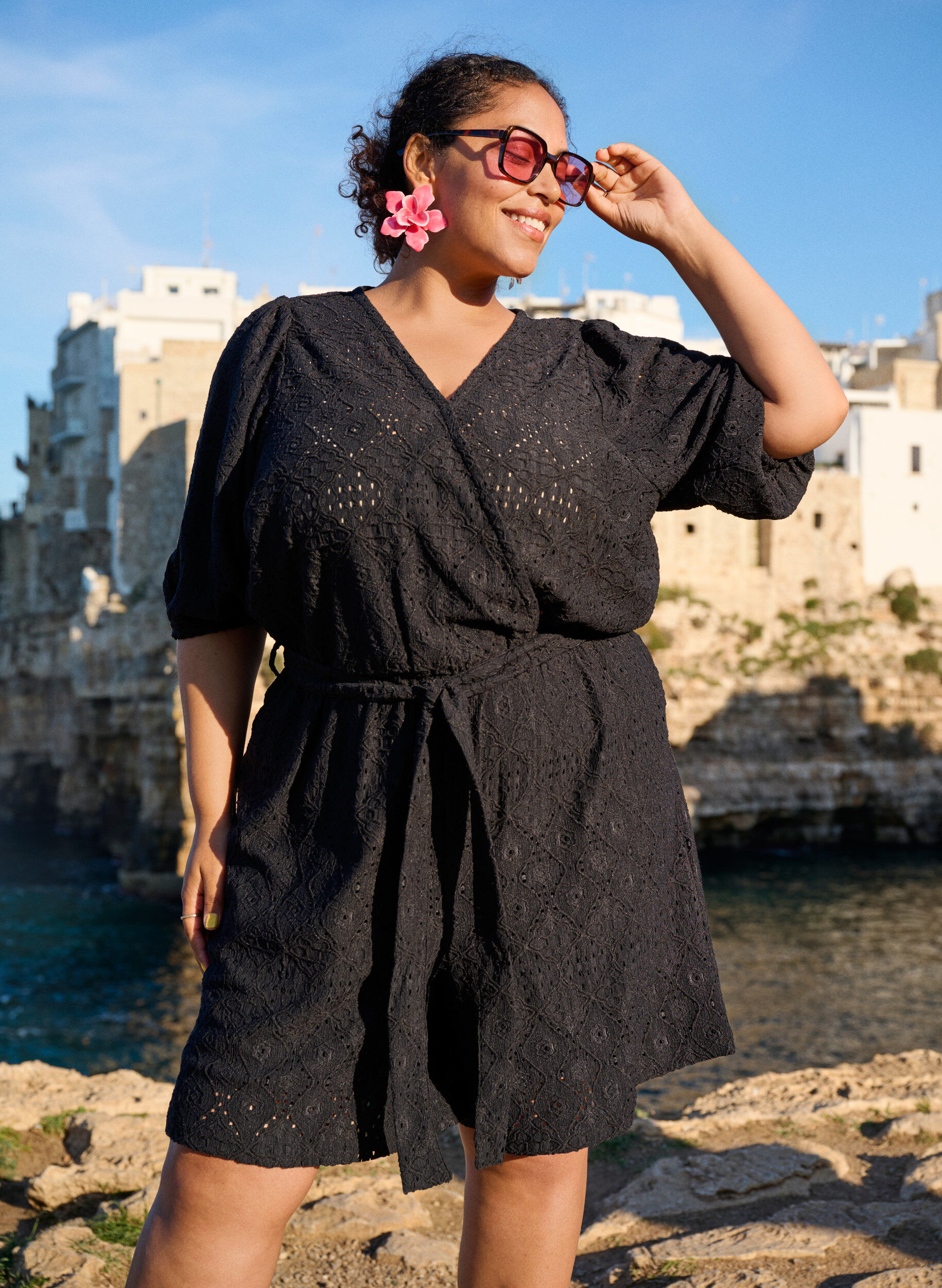 Zizzi Playsuit med korte &aelig;rmer og bindeb&aring;nd, Black, Image image number 0