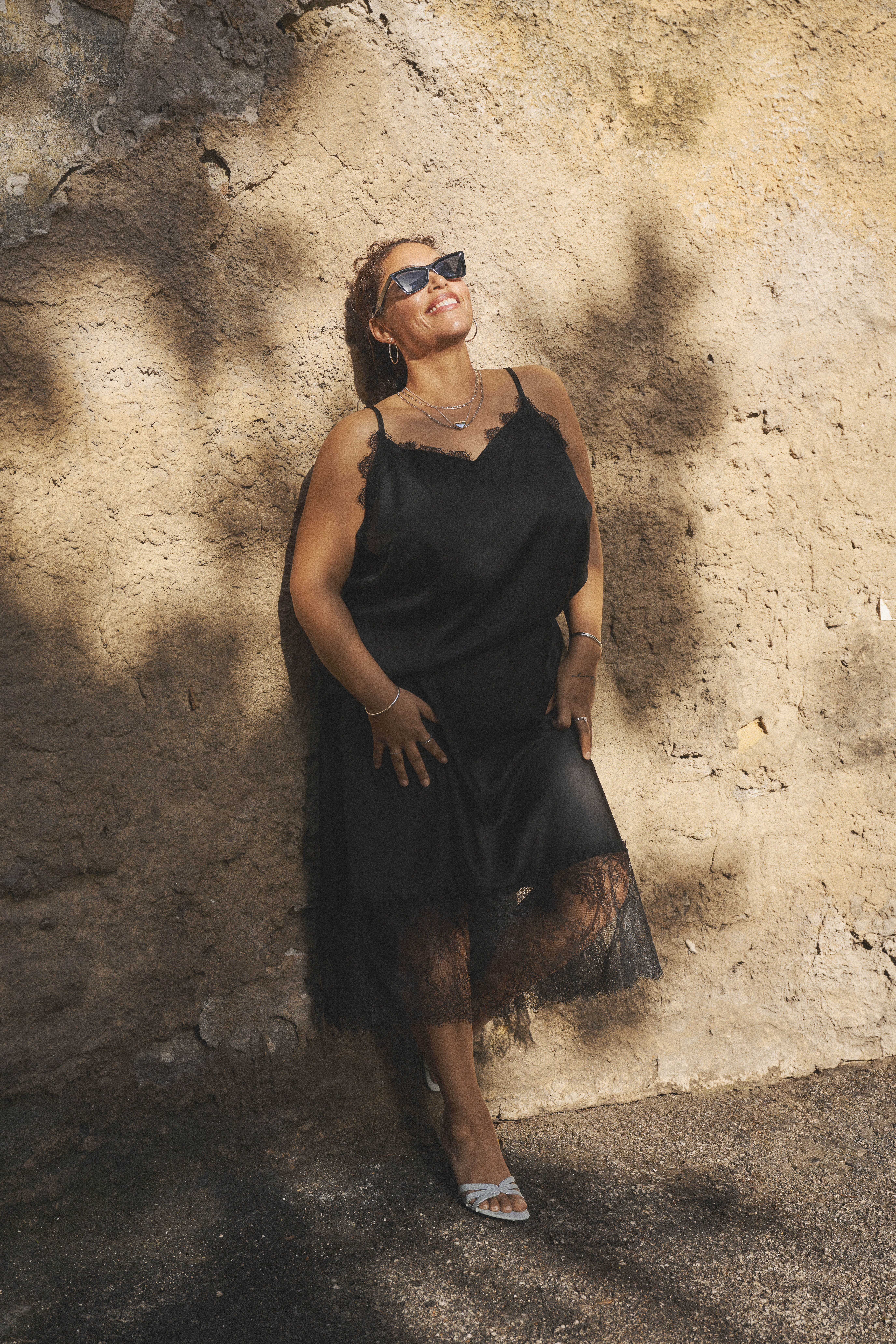 Zizzi Satinlook med blondekanter, , Model